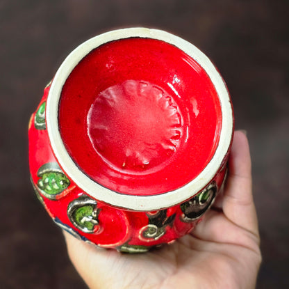 Vintage Bay Keramik Vase 14 cm, rote Reliefglasur mit buntem Dekor, Mid-Century Modern