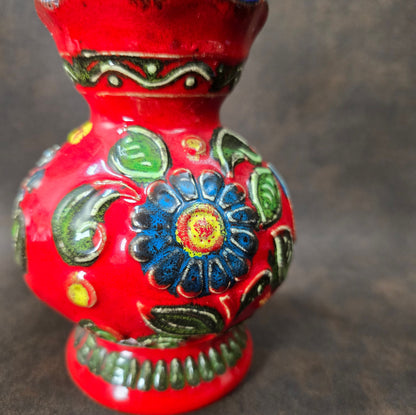Vintage Bay Keramik Vase 14 cm, rote Reliefglasur mit buntem Dekor, Mid-Century Modern