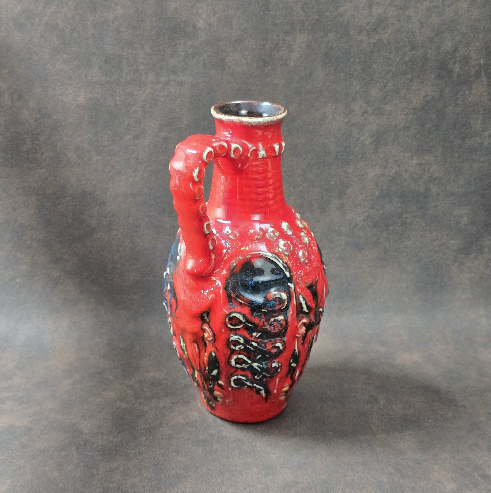 Bay Keramik Vintage Henkelkrug in Rot und Schwarz, Fat-Lava-Relief, 20 cm, 1970er Jahre, West German Pottery.