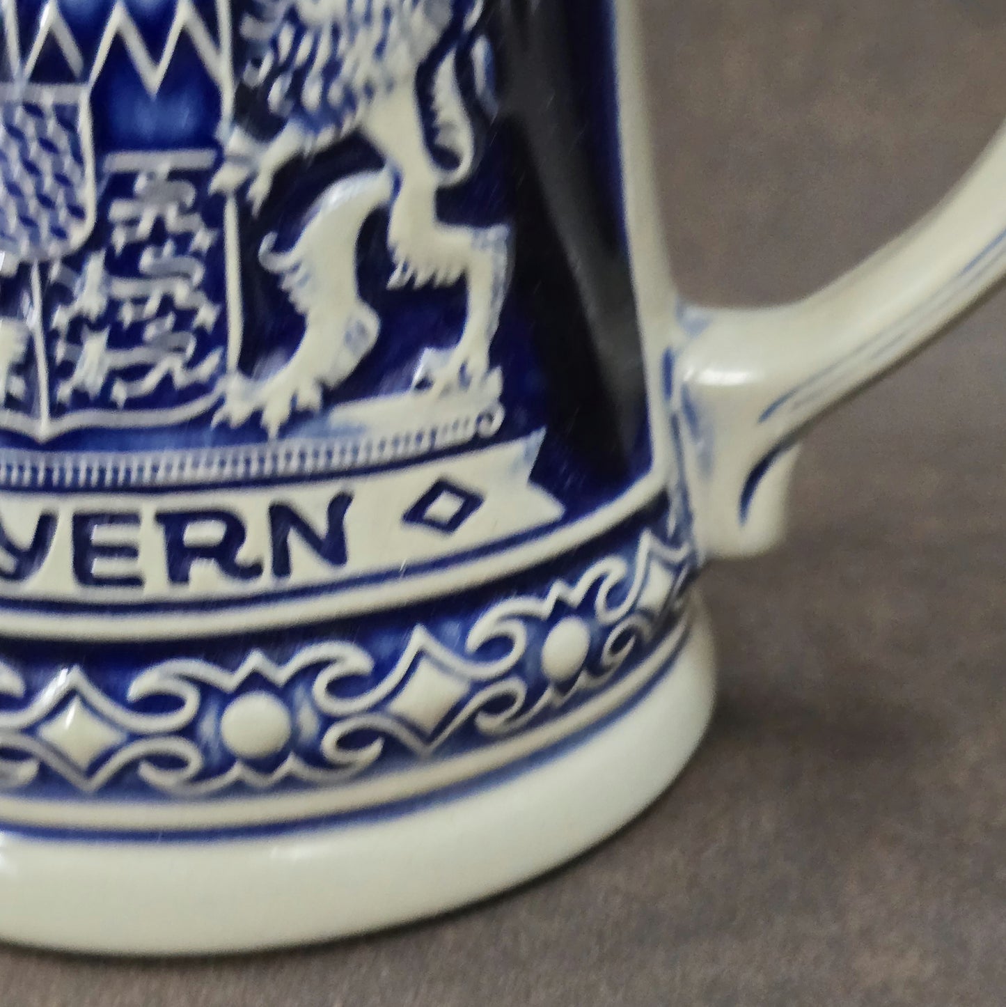 Bayerischer Bierseidel mit Zinndeckel, Steinzeug blau-weiß, GERZ West Germany Vintage 1960er–1970er.