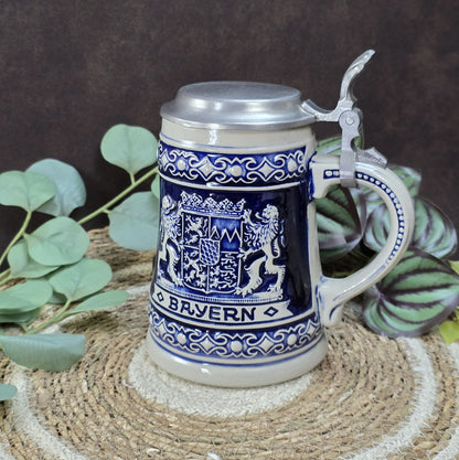 Bayerischer Bierseidel mit Zinndeckel, Steinzeug blau-weiß, GERZ West Germany Vintage 1960er–1970er.