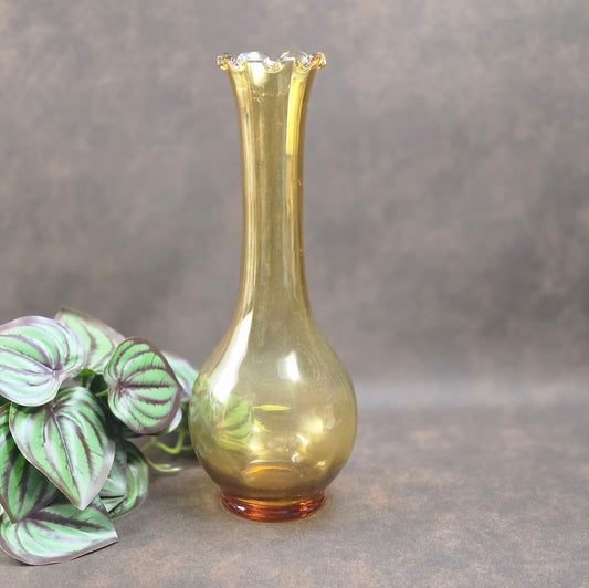 Vintage Lauscha Vase, bernsteinfarben, 70er Jahre DDR. Mundgeblasen mit Rüschenrand. Für Retro-Wohnungen, Sammler & Liebhaber handgefertigten Glases.