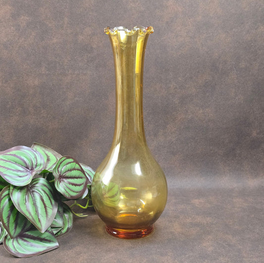 Vintage Lauscha Vase, bernsteinfarben, 70er Jahre DDR. Mundgeblasen mit Rüschenrand. Für Retro-Wohnungen, Sammler & Liebhaber handgefertigten Glases.