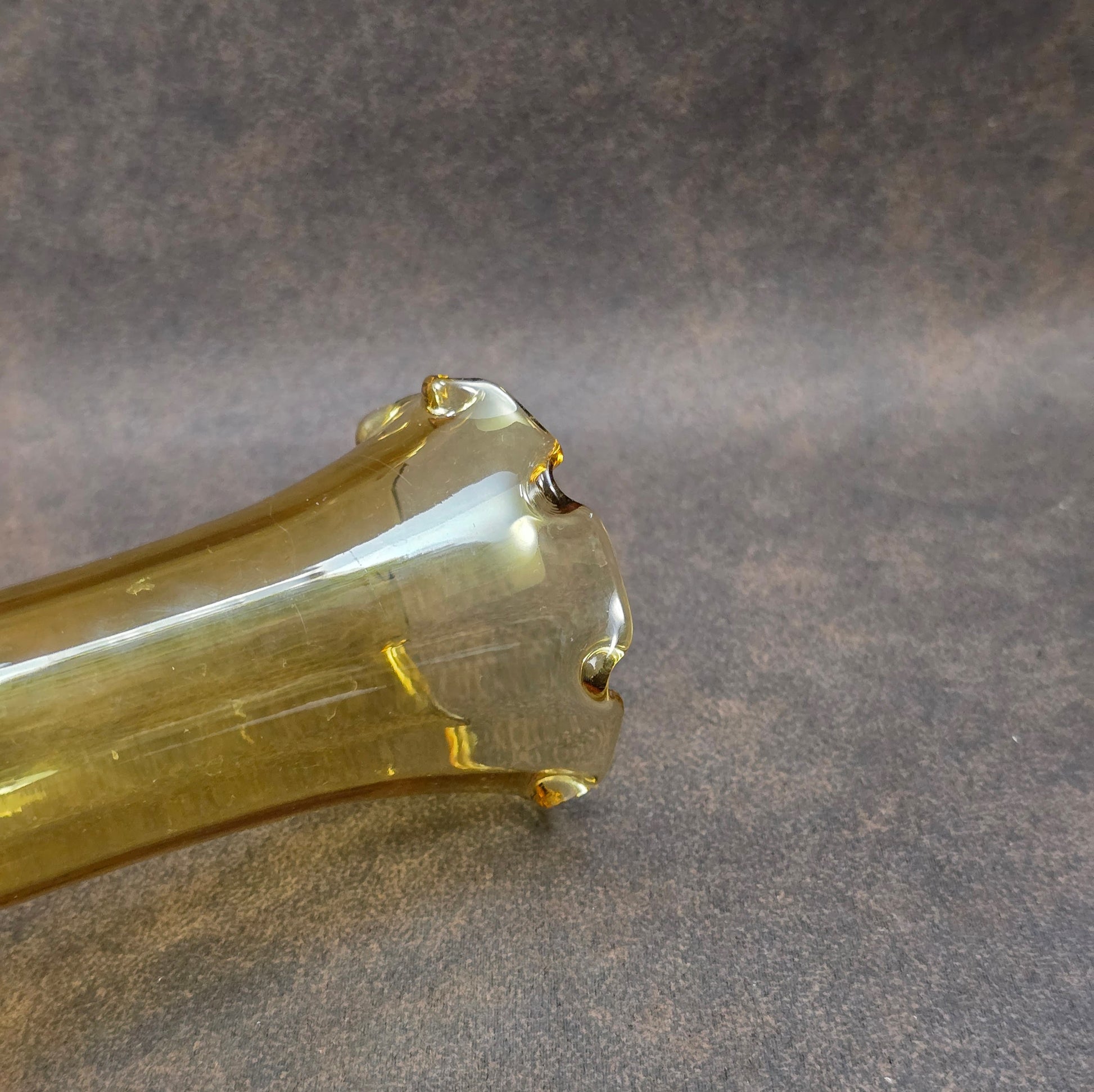 Vintage Lauscha Vase, bernsteinfarben, 70er Jahre DDR. Mundgeblasen mit Rüschenrand. Für Retro-Wohnungen, Sammler & Liebhaber handgefertigten Glases.
