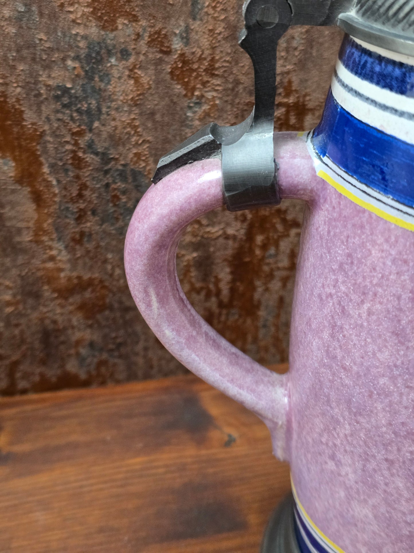 Historischer ALWE Bierkrug von 1989 mit Zinndeckel, 1 Liter Fassungsvermögen, florales Dekor, gefertigt in West Germany für Binding.