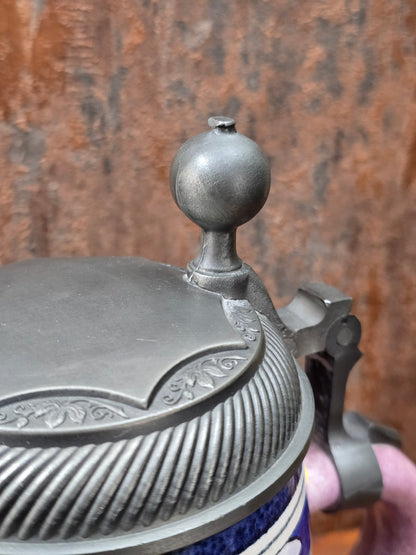 Historischer ALWE Bierkrug von 1989 mit Zinndeckel, 1 Liter Fassungsvermögen, florales Dekor, gefertigt in West Germany für Binding.