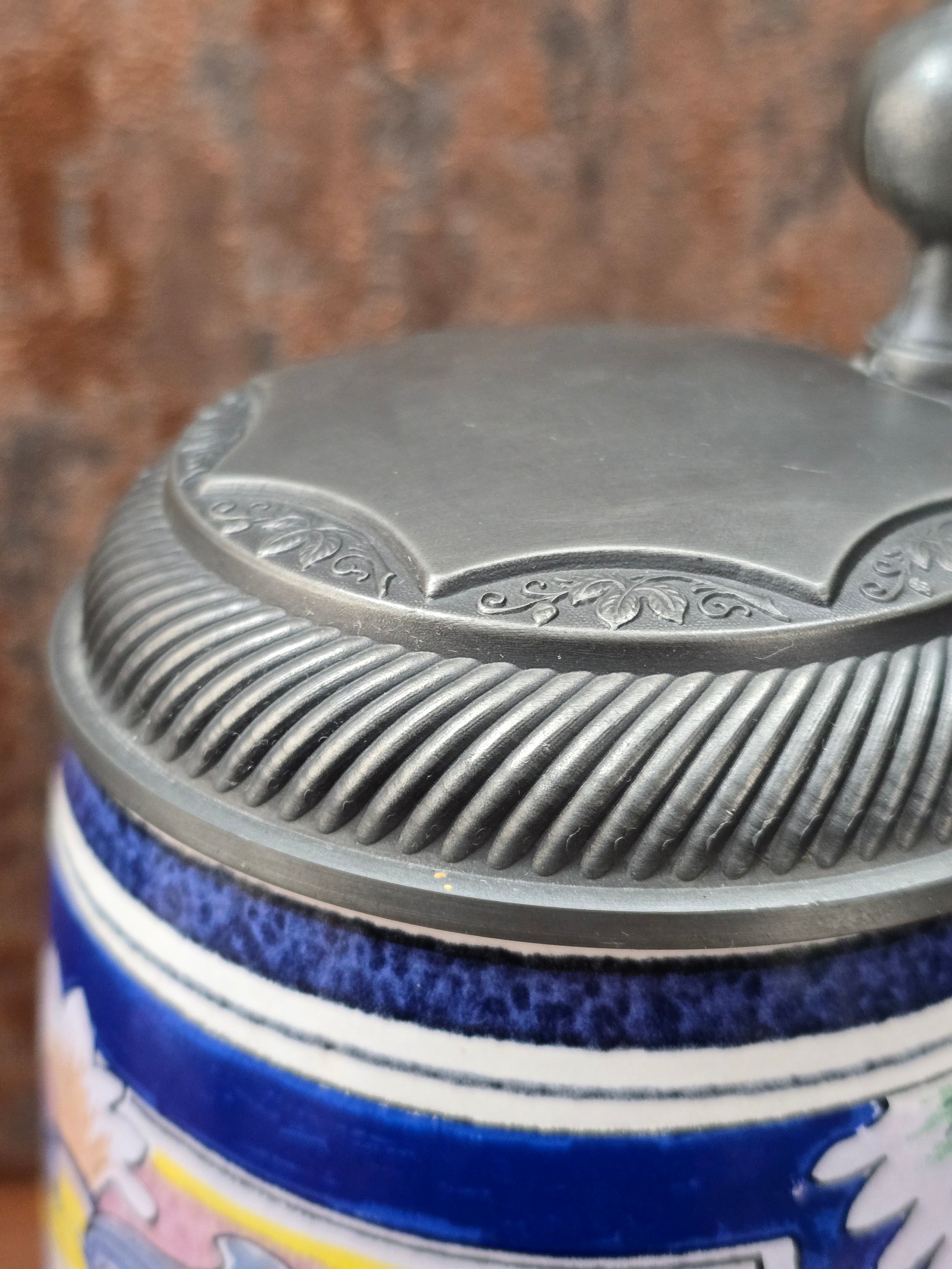 Historischer ALWE Bierkrug von 1989 mit Zinndeckel, 1 Liter Fassungsvermögen, florales Dekor, gefertigt in West Germany für Binding.