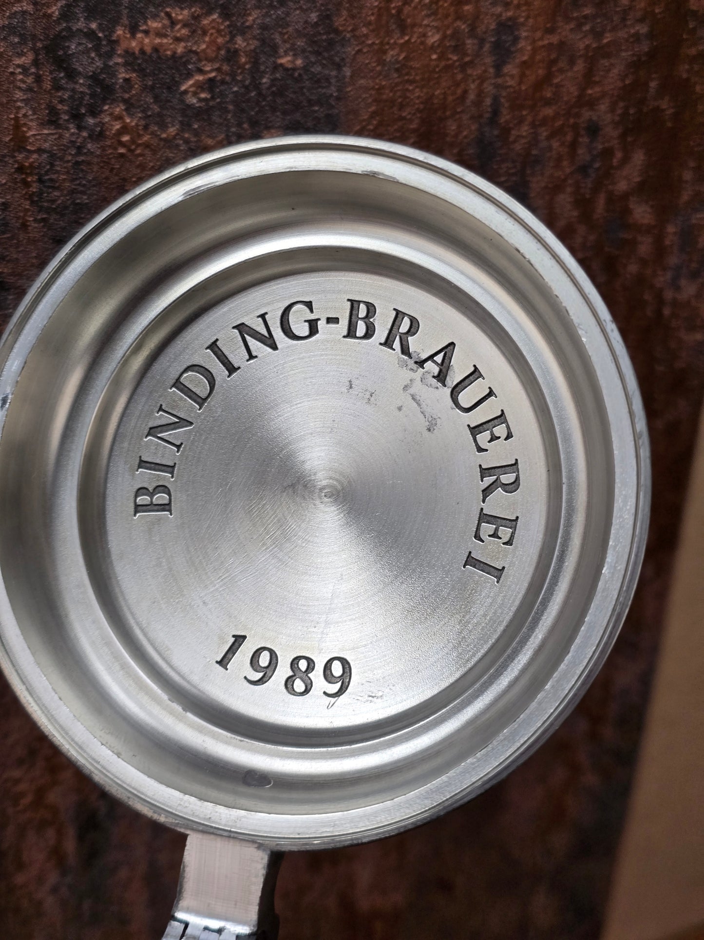 Historischer ALWE Bierkrug von 1989 mit Zinndeckel, 1 Liter Fassungsvermögen, florales Dekor, gefertigt in West Germany für Binding.