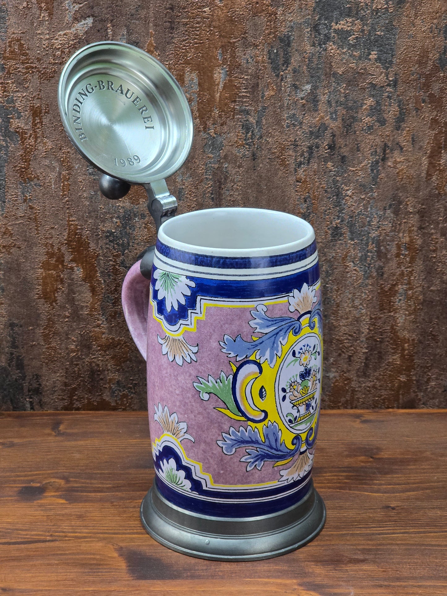 Historischer ALWE Bierkrug von 1989 mit Zinndeckel, 1 Liter Fassungsvermögen, florales Dekor, gefertigt in West Germany für Binding.