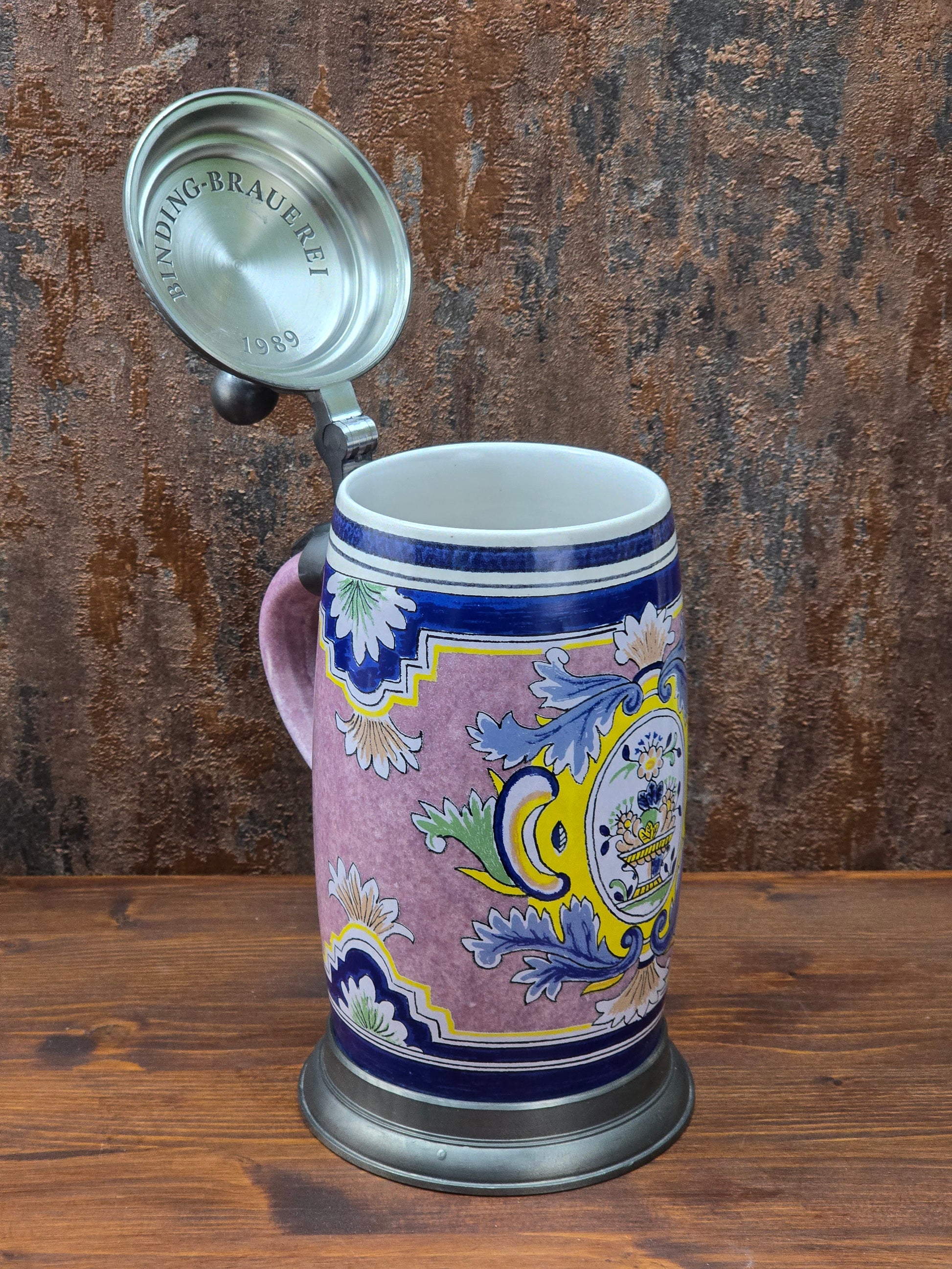 Historischer ALWE Bierkrug von 1989 mit Zinndeckel, 1 Liter Fassungsvermögen, florales Dekor, gefertigt in West Germany für Binding.