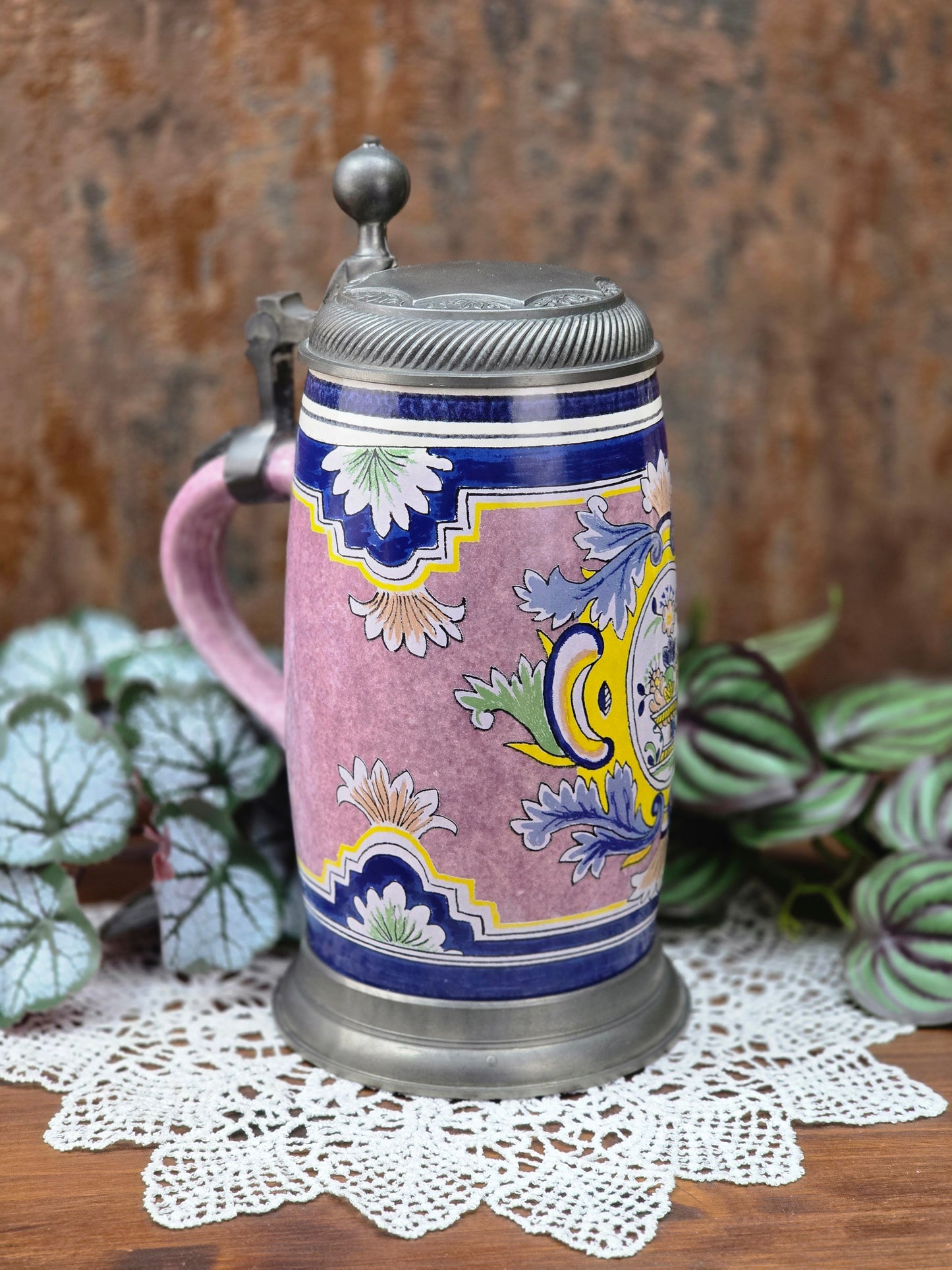 Historischer ALWE Bierkrug von 1989 mit Zinndeckel, 1 Liter Fassungsvermögen, florales Dekor, gefertigt in West Germany für Binding.