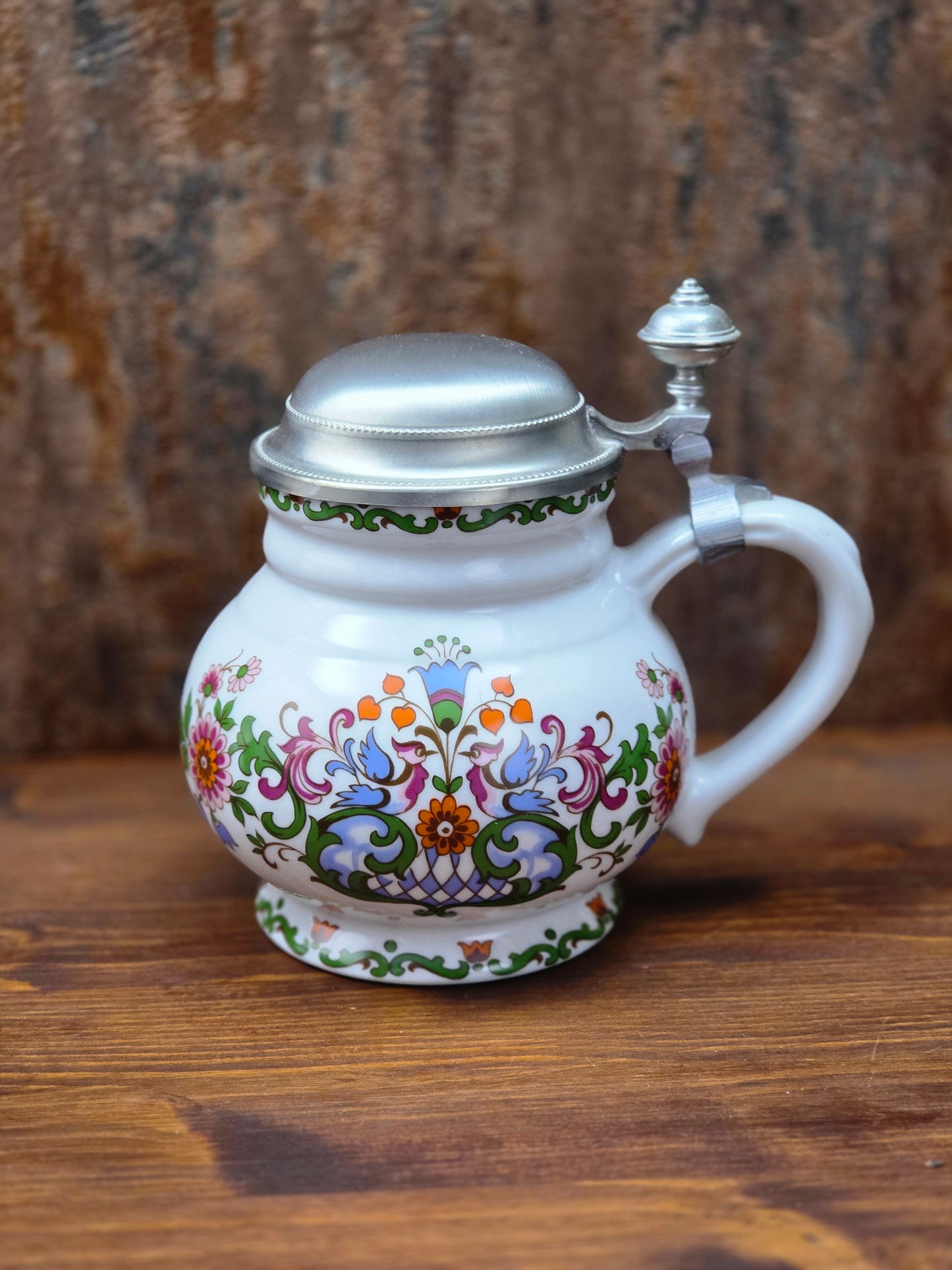 Ein klassisches Bierseidel aus Porzellan mit Zinndeckel, herausgegeben anlässlich des 25-jährigen Firmenjubiläums bei DATEV.