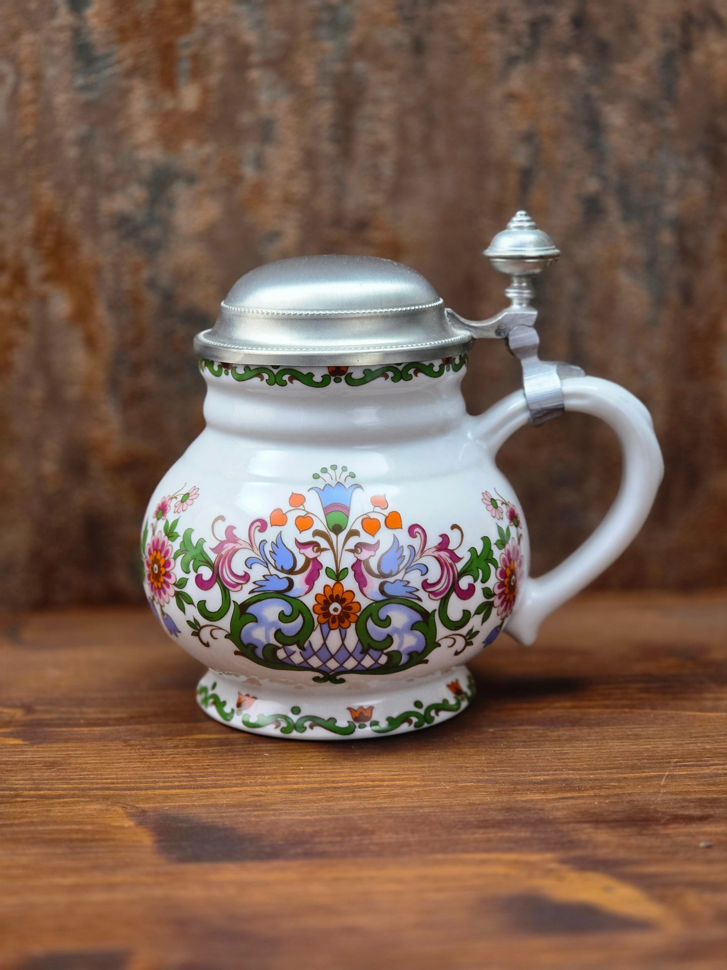 Ein klassisches Bierseidel aus Porzellan mit Zinndeckel, herausgegeben anlässlich des 25-jährigen Firmenjubiläums bei DATEV.