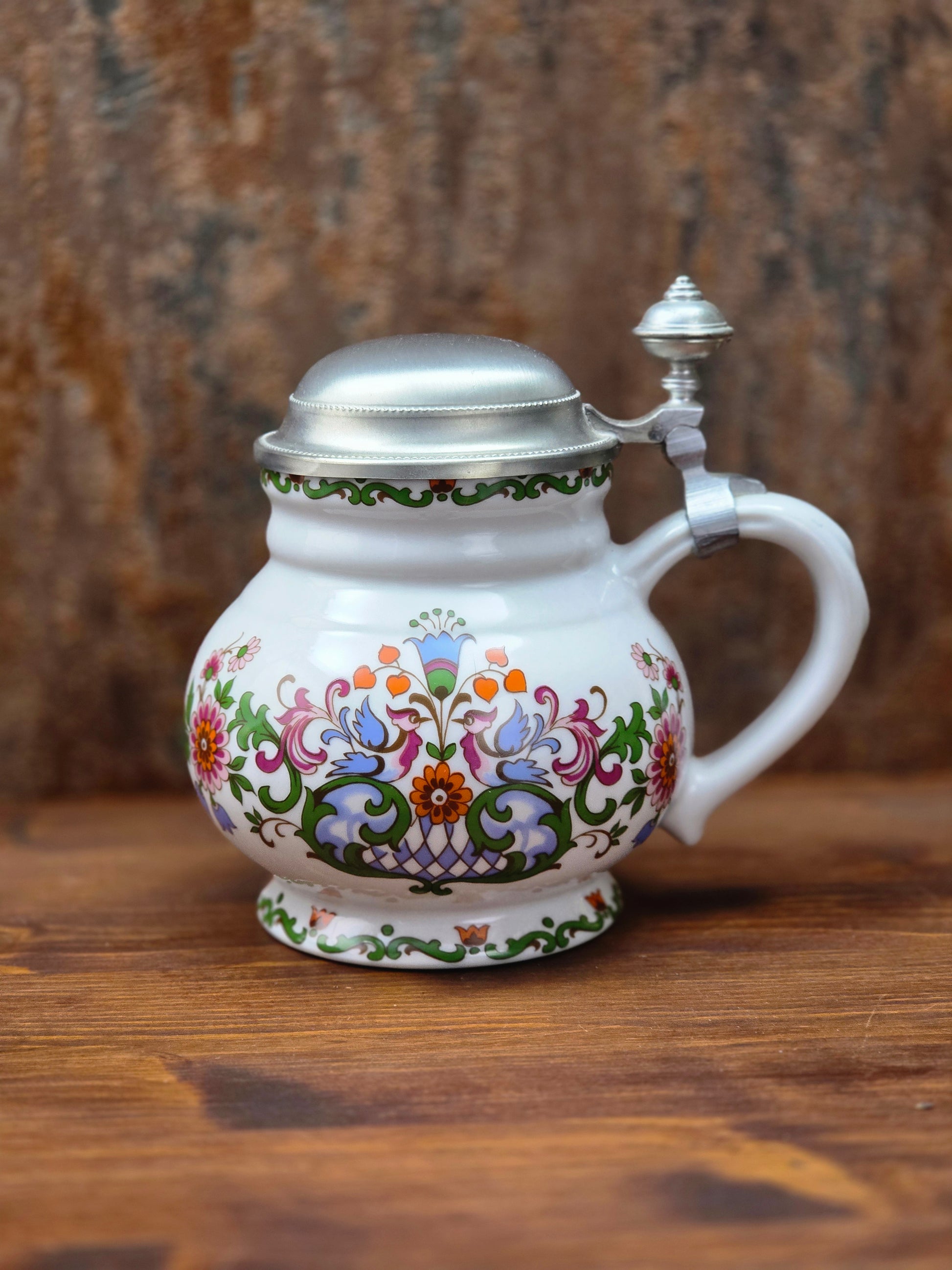 Ein klassisches Bierseidel aus Porzellan mit Zinndeckel, herausgegeben anlässlich des 25-jährigen Firmenjubiläums bei DATEV.