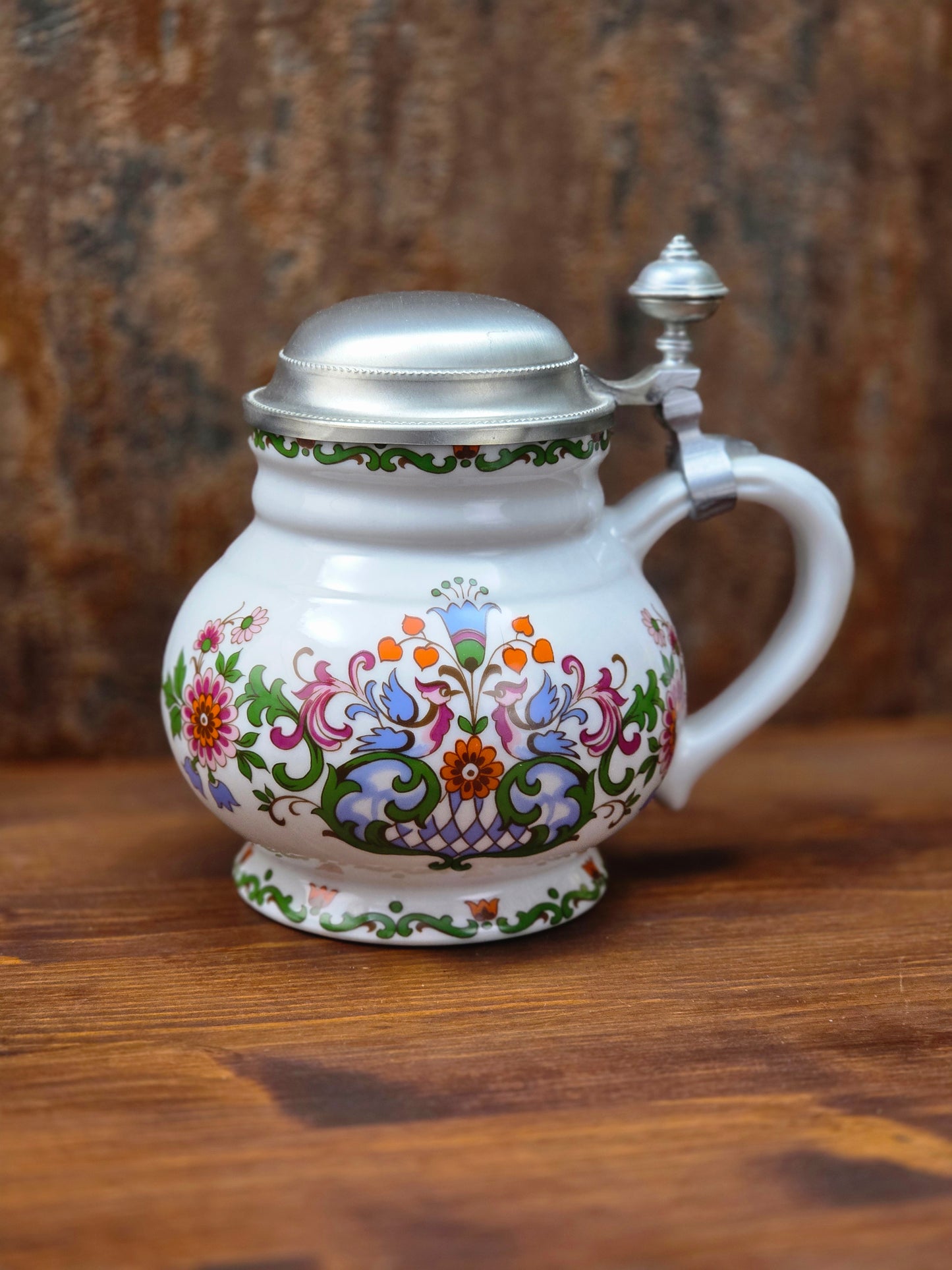 Ein klassisches Bierseidel aus Porzellan mit Zinndeckel, herausgegeben anlässlich des 25-jährigen Firmenjubiläums bei DATEV.