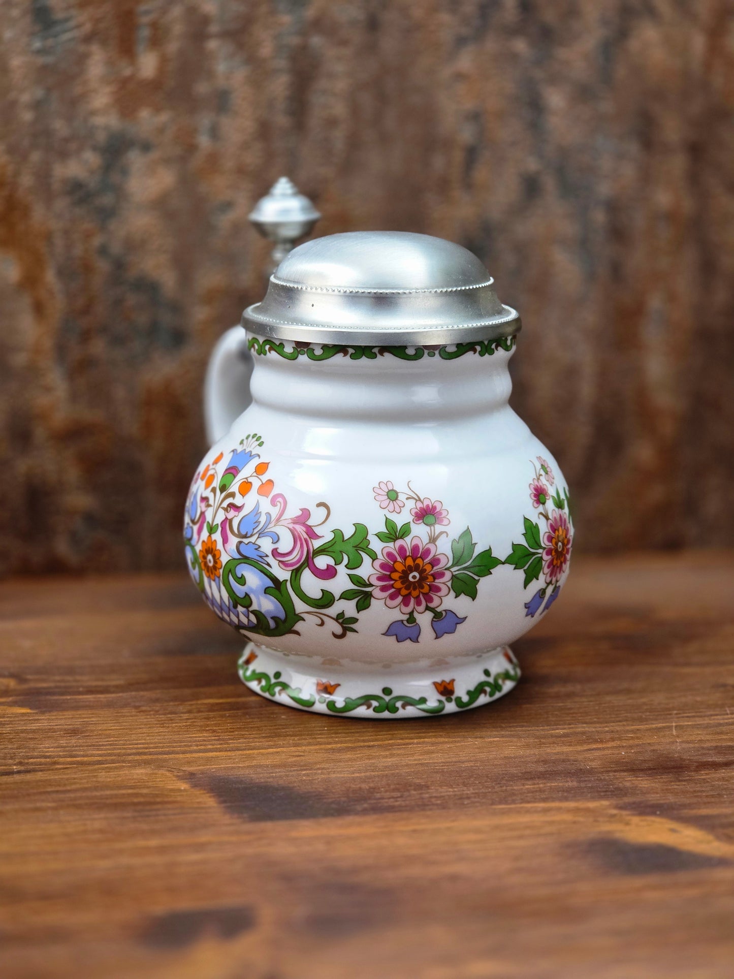 Ein klassisches Bierseidel aus Porzellan mit Zinndeckel, herausgegeben anlässlich des 25-jährigen Firmenjubiläums bei DATEV.