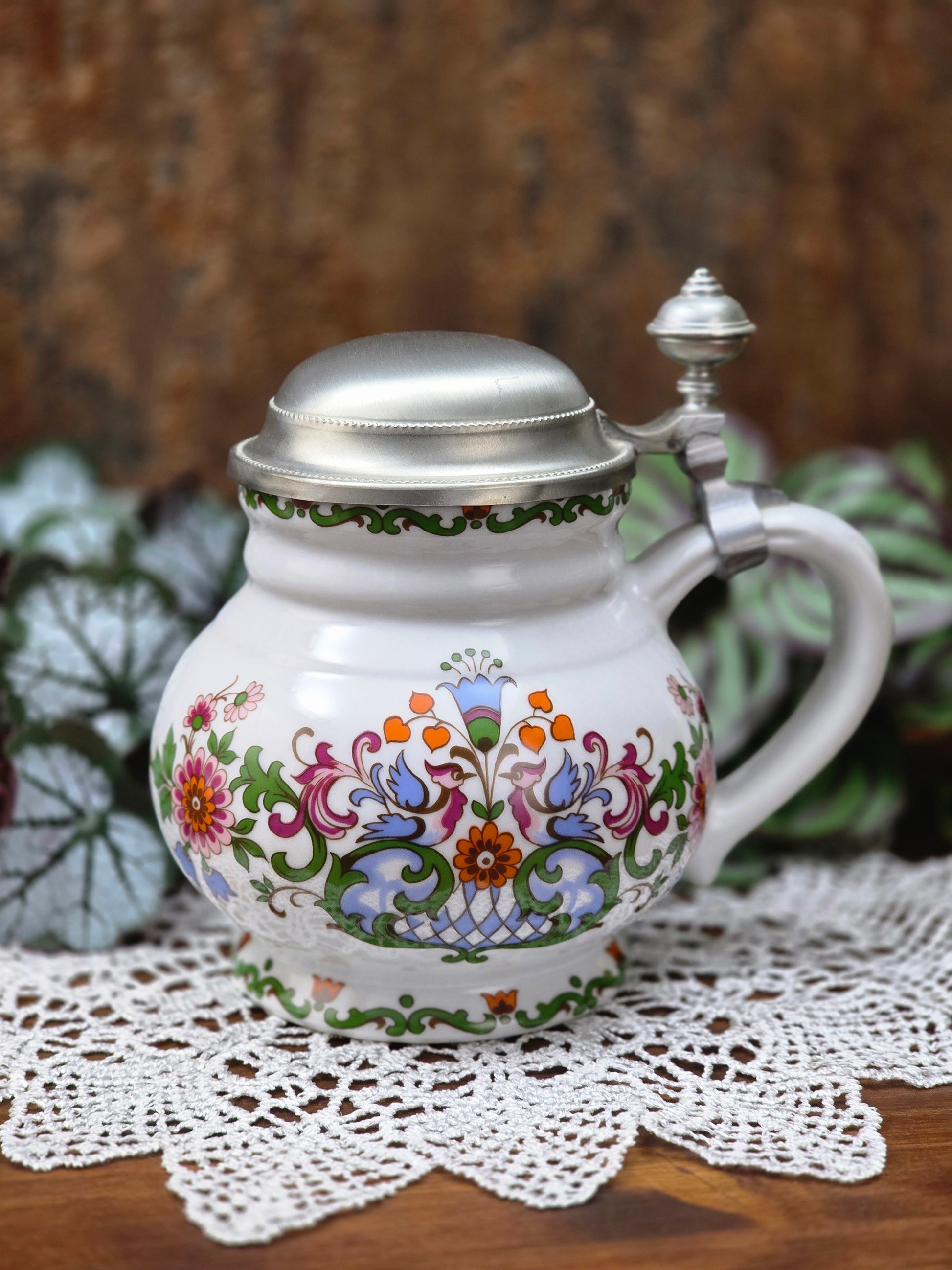 Ein klassisches Bierseidel aus Porzellan mit Zinndeckel, herausgegeben anlässlich des 25-jährigen Firmenjubiläums bei DATEV.