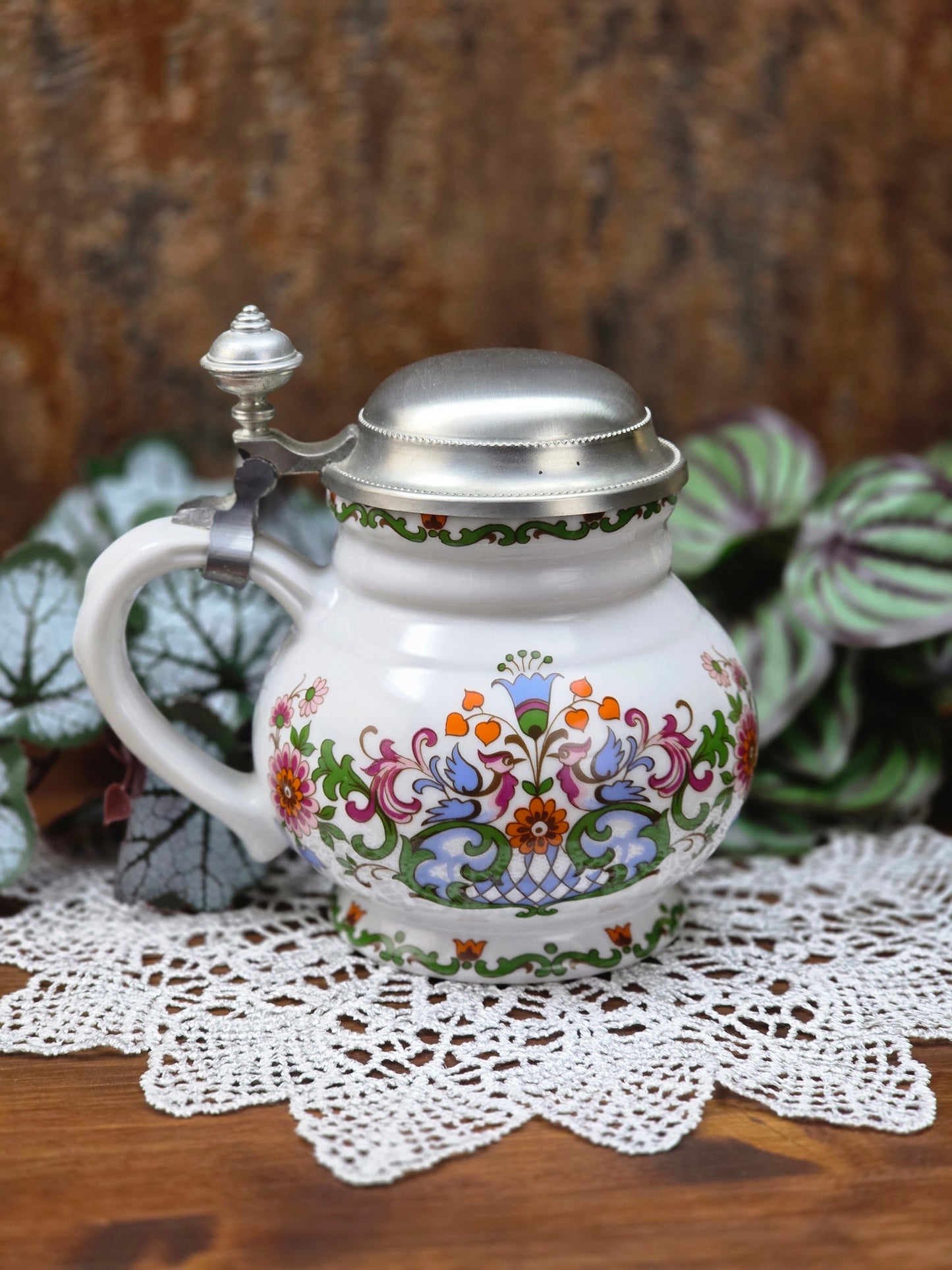 Ein klassisches Bierseidel aus Porzellan mit Zinndeckel, herausgegeben anlässlich des 25-jährigen Firmenjubiläums bei DATEV.