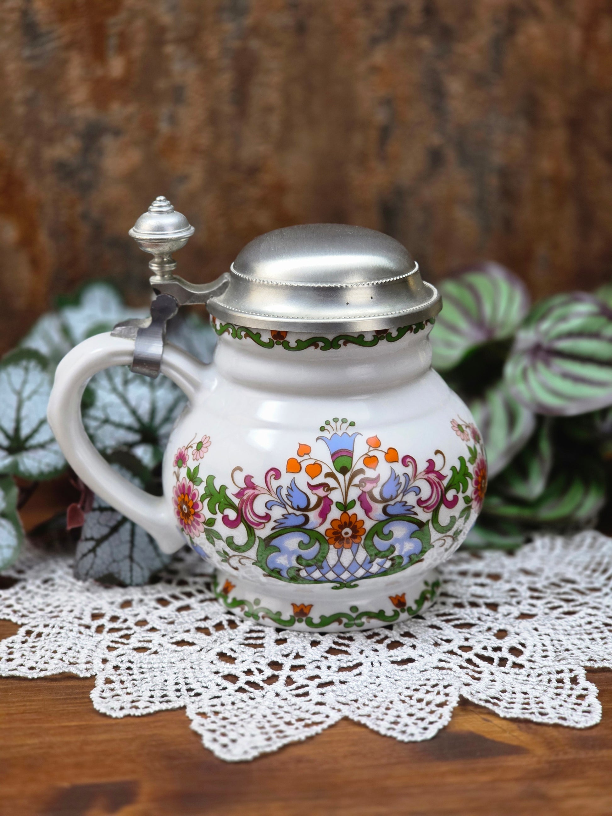 Ein klassisches Bierseidel aus Porzellan mit Zinndeckel, herausgegeben anlässlich des 25-jährigen Firmenjubiläums bei DATEV.