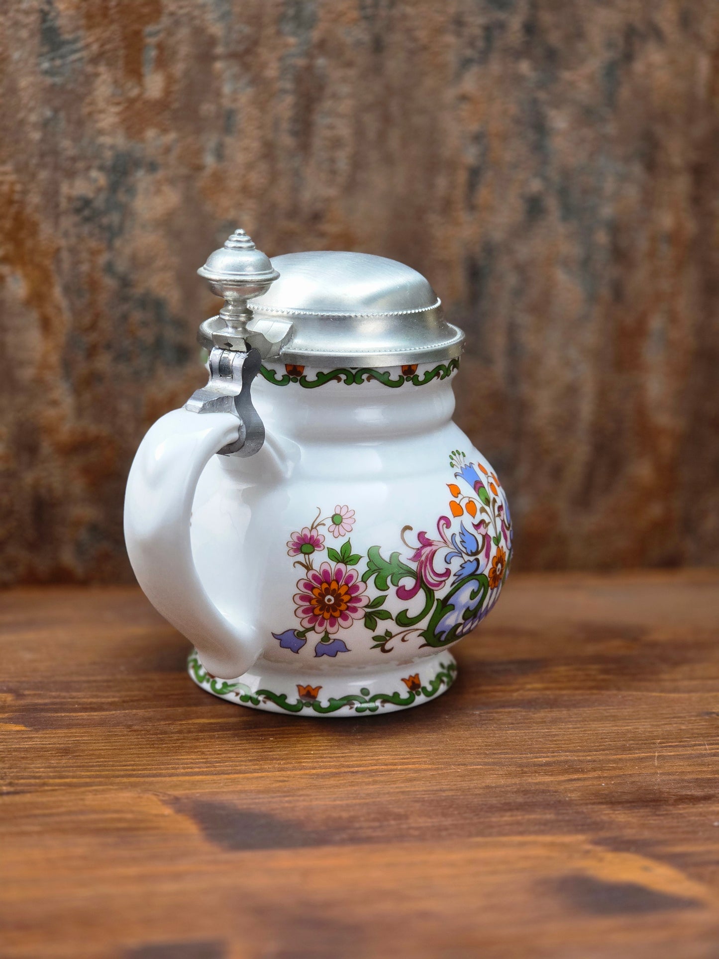 Ein klassisches Bierseidel aus Porzellan mit Zinndeckel, herausgegeben anlässlich des 25-jährigen Firmenjubiläums bei DATEV.