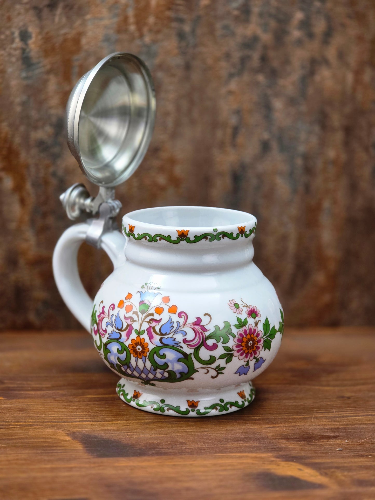 Ein klassisches Bierseidel aus Porzellan mit Zinndeckel, herausgegeben anlässlich des 25-jährigen Firmenjubiläums bei DATEV.