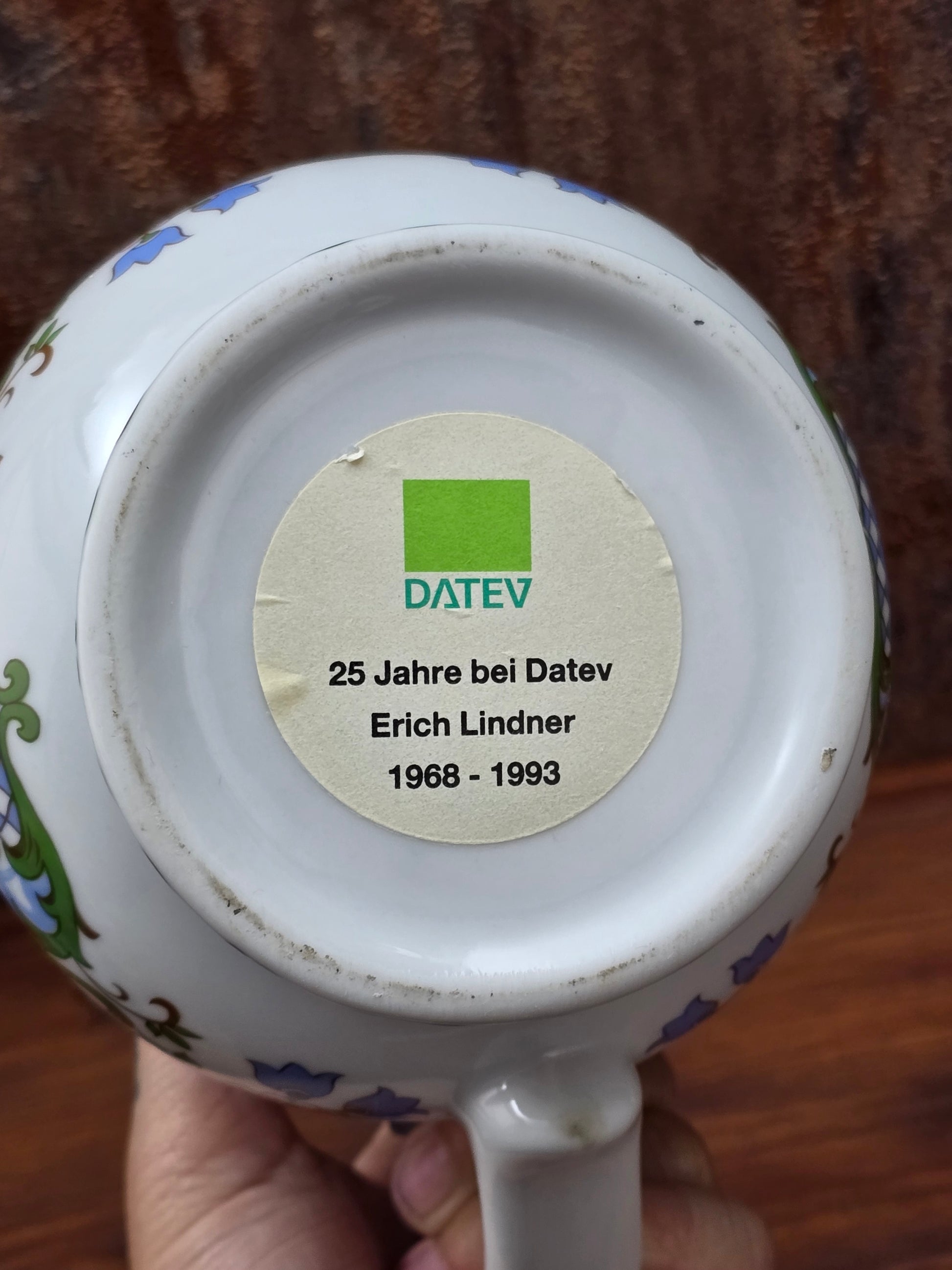 Ein klassisches Bierseidel aus Porzellan mit Zinndeckel, herausgegeben anlässlich des 25-jährigen Firmenjubiläums bei DATEV.