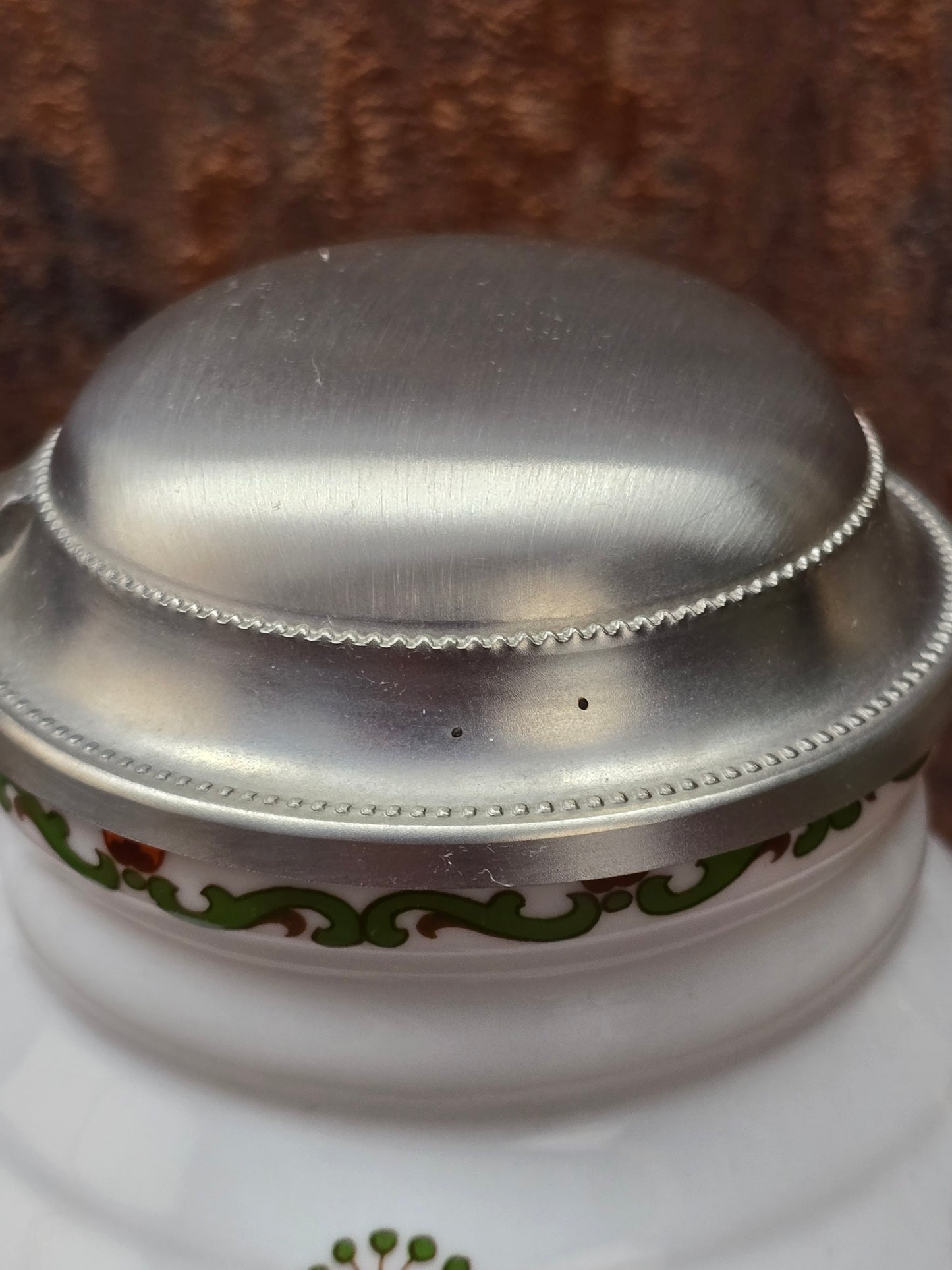 Ein klassisches Bierseidel aus Porzellan mit Zinndeckel, herausgegeben anlässlich des 25-jährigen Firmenjubiläums bei DATEV.