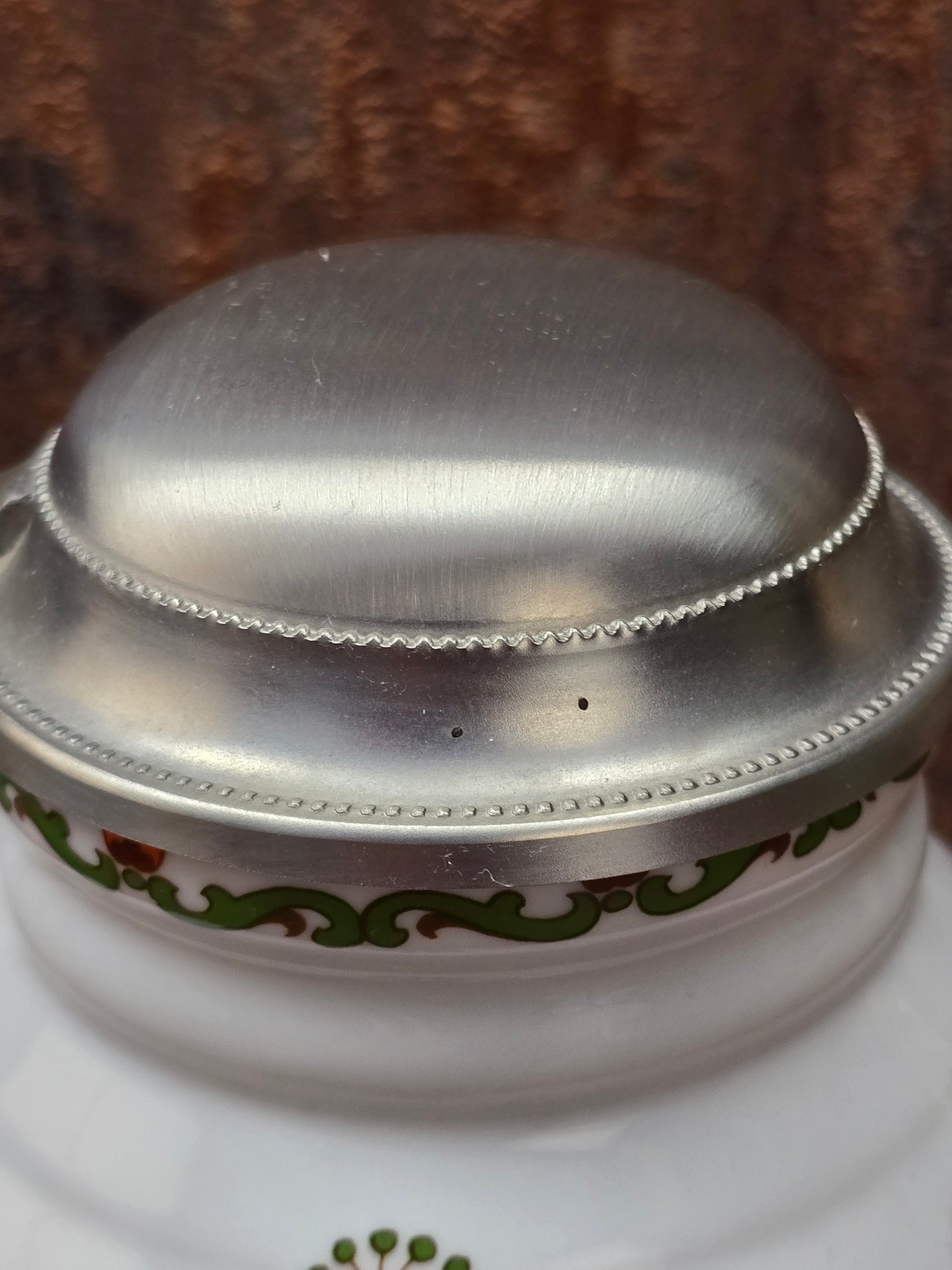 Ein klassisches Bierseidel aus Porzellan mit Zinndeckel, herausgegeben anlässlich des 25-jährigen Firmenjubiläums bei DATEV.