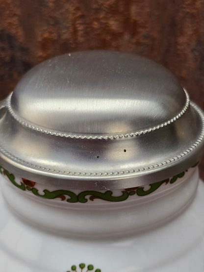 Ein klassisches Bierseidel aus Porzellan mit Zinndeckel, herausgegeben anlässlich des 25-jährigen Firmenjubiläums bei DATEV.