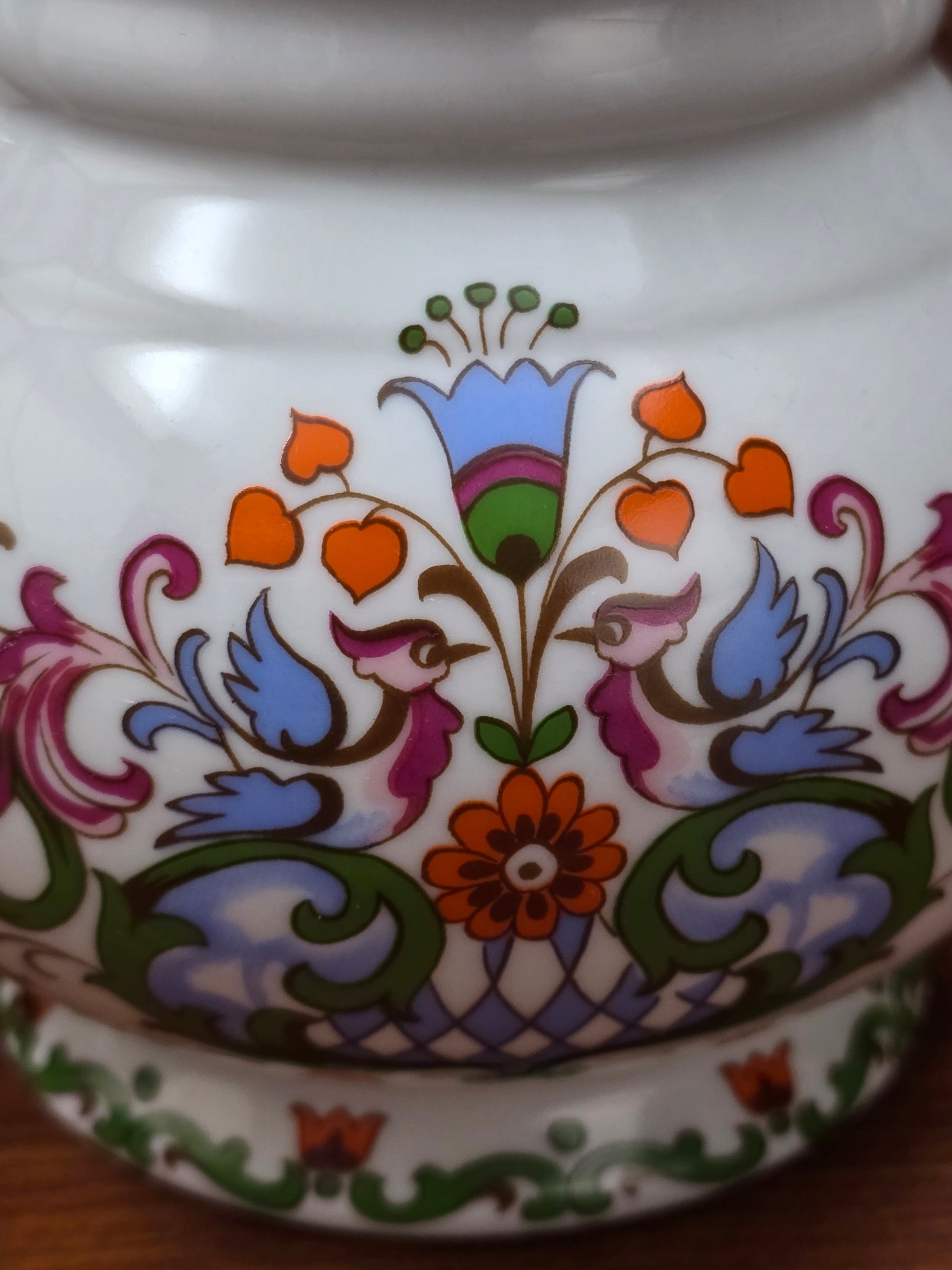 Ein klassisches Bierseidel aus Porzellan mit Zinndeckel, herausgegeben anlässlich des 25-jährigen Firmenjubiläums bei DATEV.