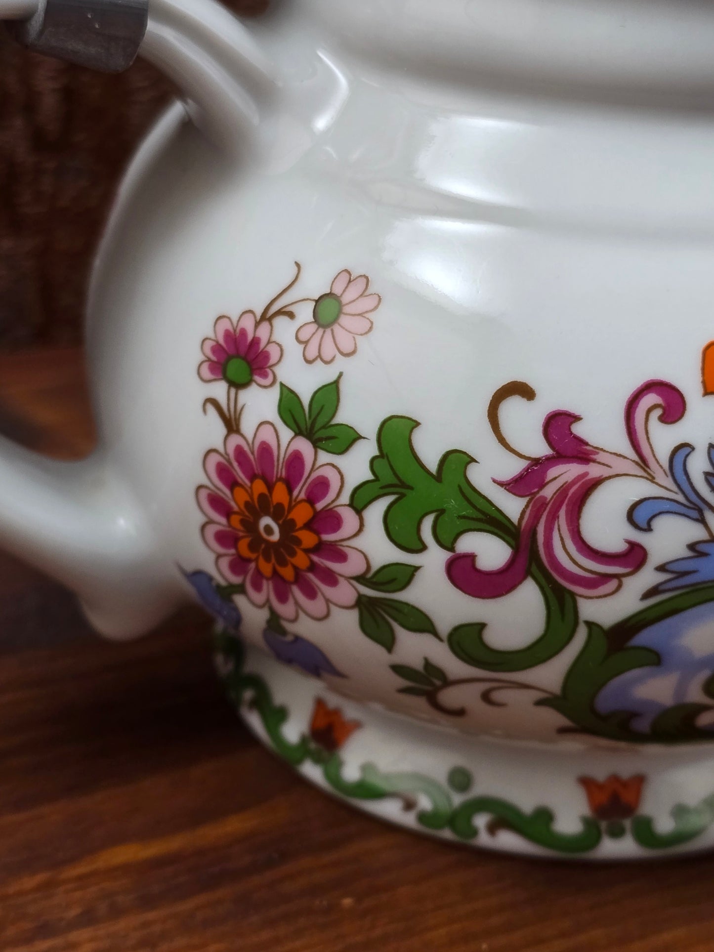 Ein klassisches Bierseidel aus Porzellan mit Zinndeckel, herausgegeben anlässlich des 25-jährigen Firmenjubiläums bei DATEV.