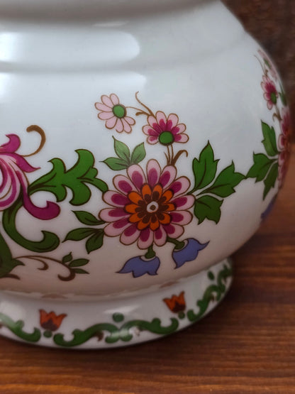 Ein klassisches Bierseidel aus Porzellan mit Zinndeckel, herausgegeben anlässlich des 25-jährigen Firmenjubiläums bei DATEV.