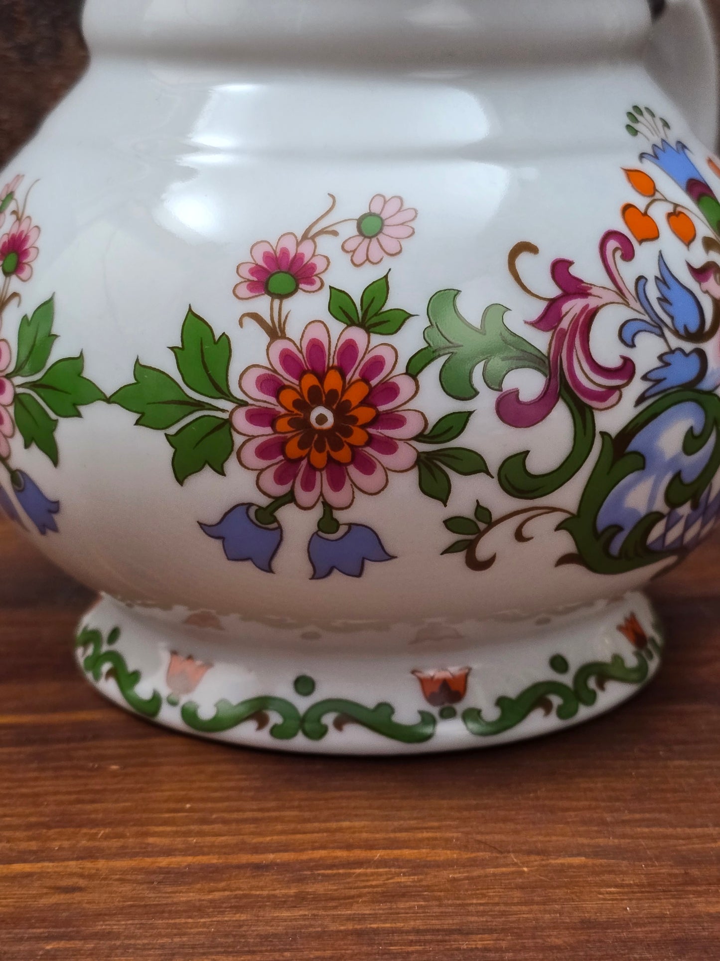 Ein klassisches Bierseidel aus Porzellan mit Zinndeckel, herausgegeben anlässlich des 25-jährigen Firmenjubiläums bei DATEV.