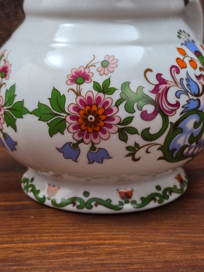 Ein klassisches Bierseidel aus Porzellan mit Zinndeckel, herausgegeben anlässlich des 25-jährigen Firmenjubiläums bei DATEV.