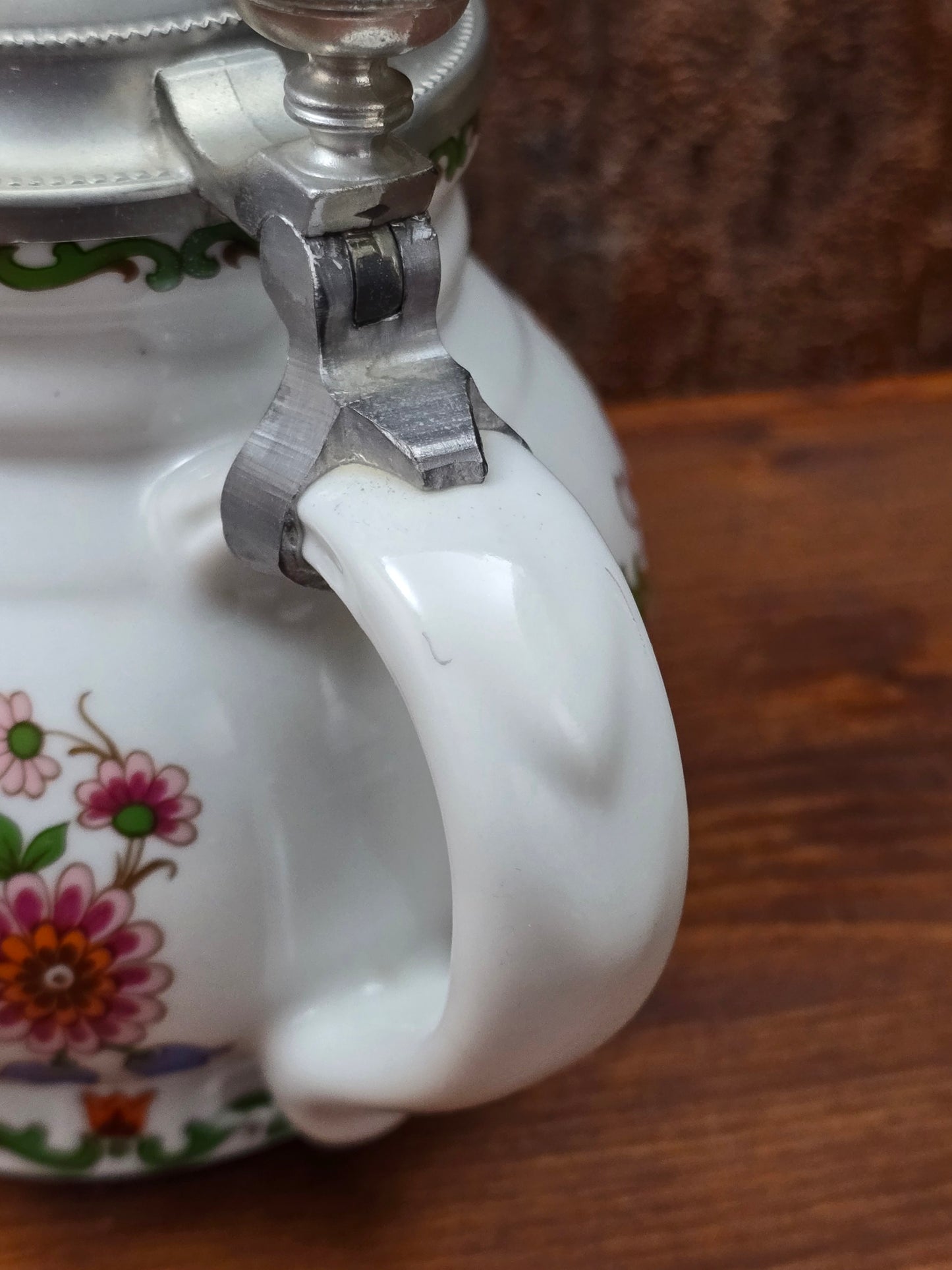 Ein klassisches Bierseidel aus Porzellan mit Zinndeckel, herausgegeben anlässlich des 25-jährigen Firmenjubiläums bei DATEV.