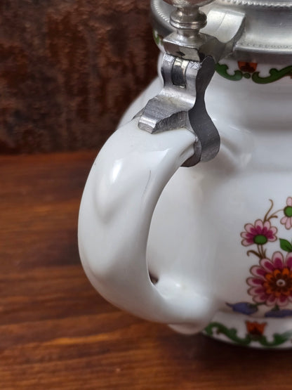 Ein klassisches Bierseidel aus Porzellan mit Zinndeckel, herausgegeben anlässlich des 25-jährigen Firmenjubiläums bei DATEV.