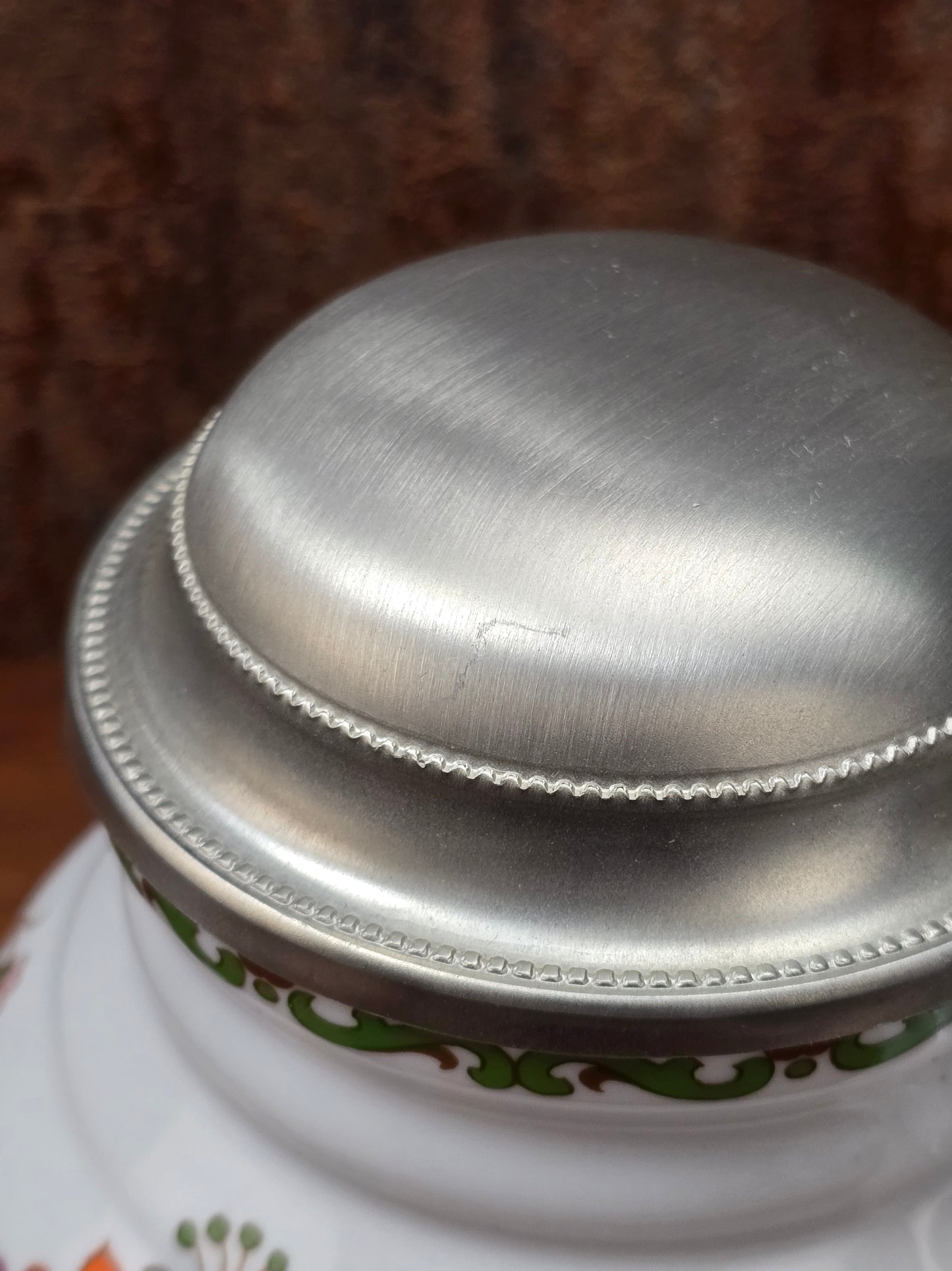 Ein klassisches Bierseidel aus Porzellan mit Zinndeckel, herausgegeben anlässlich des 25-jährigen Firmenjubiläums bei DATEV.