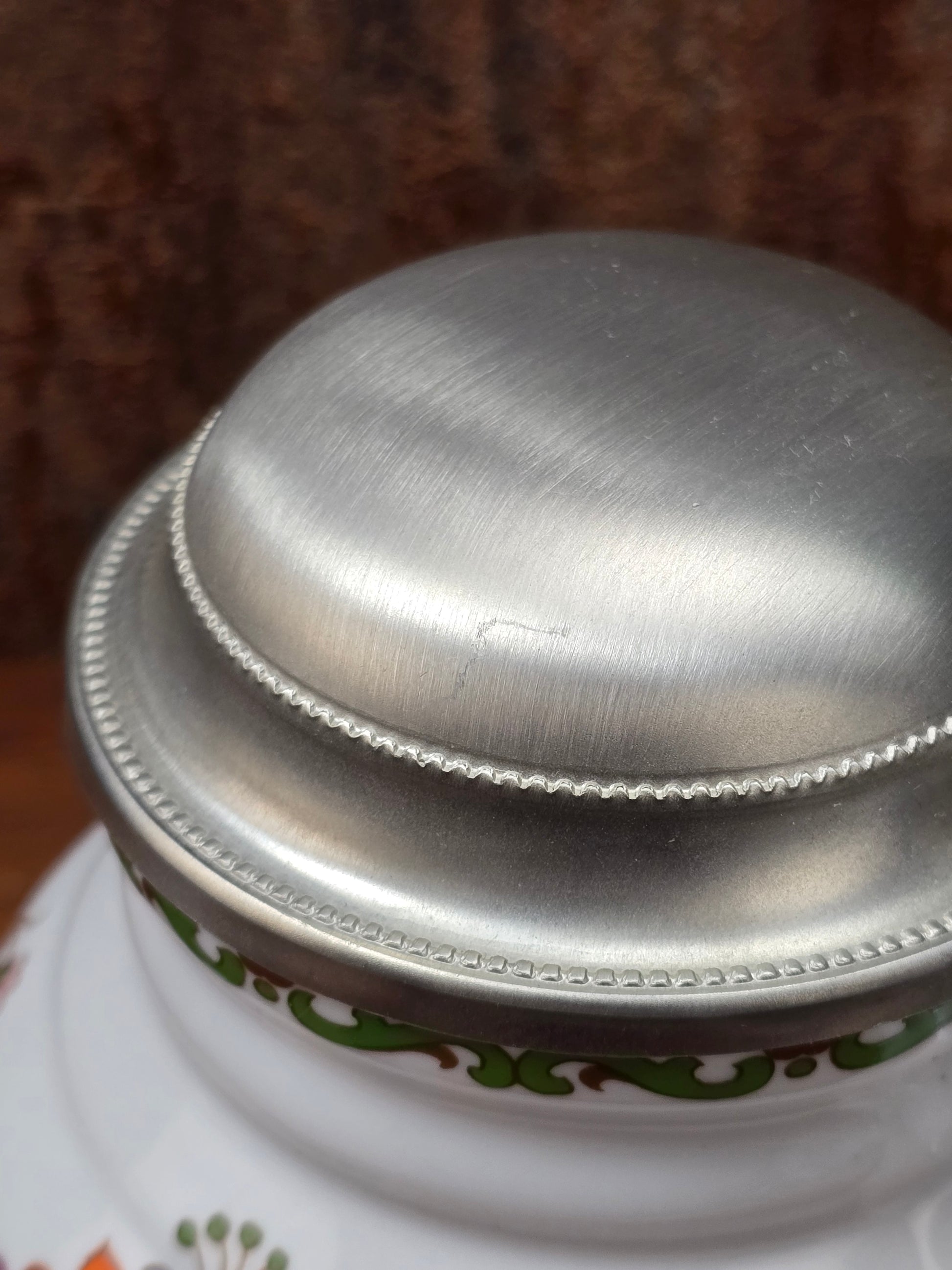 Ein klassisches Bierseidel aus Porzellan mit Zinndeckel, herausgegeben anlässlich des 25-jährigen Firmenjubiläums bei DATEV.