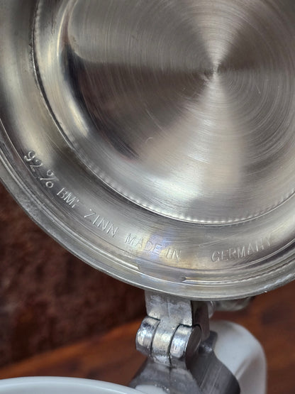 Ein klassisches Bierseidel aus Porzellan mit Zinndeckel, herausgegeben anlässlich des 25-jährigen Firmenjubiläums bei DATEV.