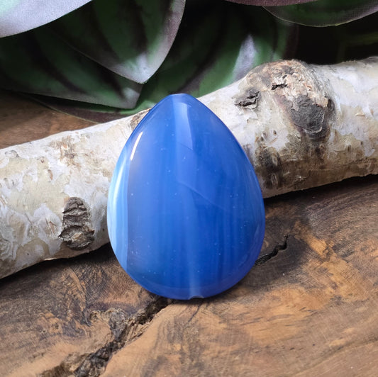 Blaue Achat-Centerperle (40x30mm) in Tropfenform. Edelstein-Unikat für DIY-Schmuck, Ypsilonketten & Anhänger. Exakt die abgebildete Perle.