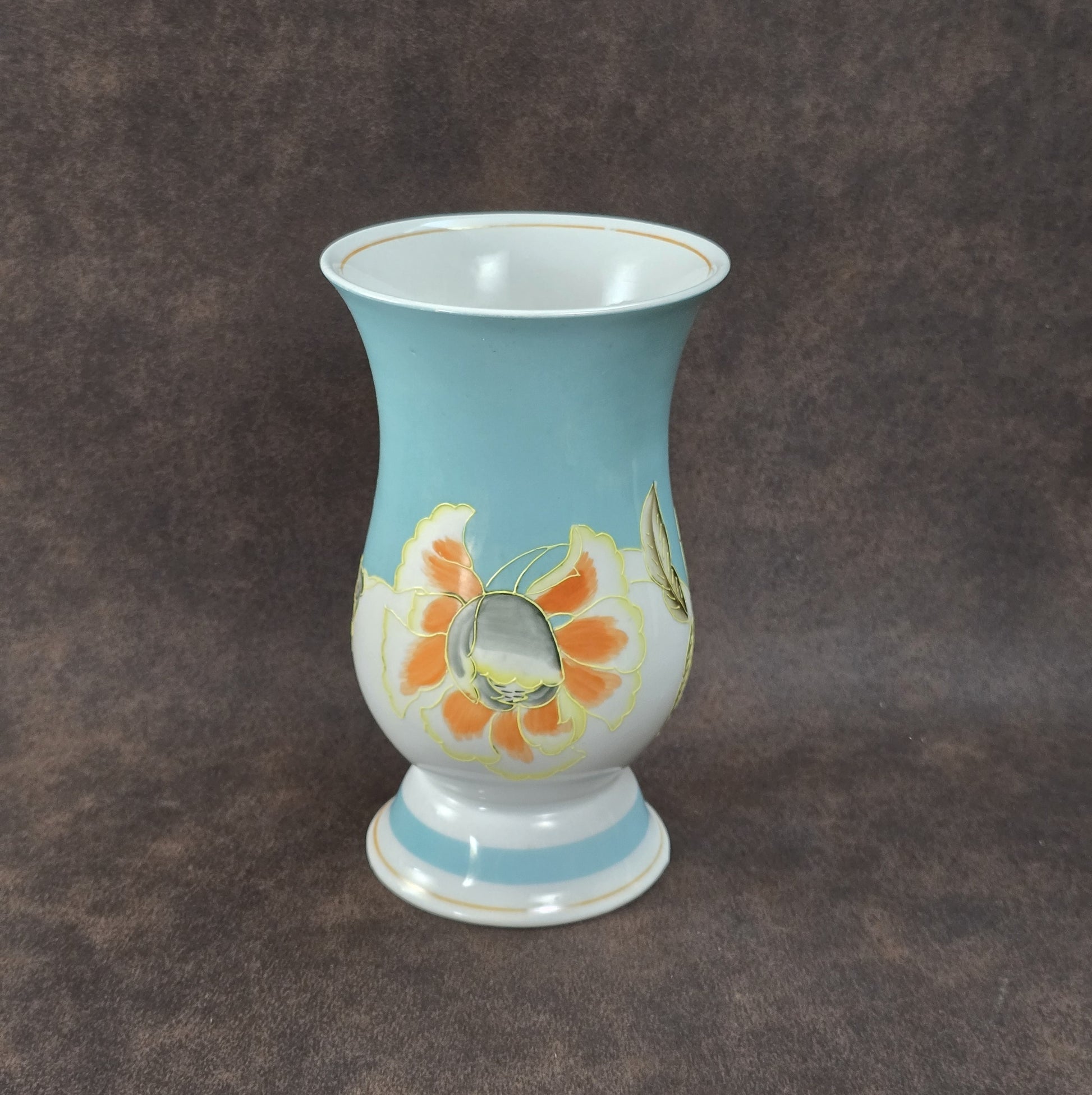 Handbemalte Schaubach Kunst Vase aus den 1950er-Jahren in pastelligem Türkis mit floralem Dekor, ca. 16 cm hoch.