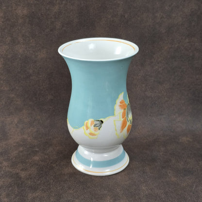 Handbemalte Schaubach Kunst Vase aus den 1950er-Jahren in pastelligem Türkis mit floralem Dekor, ca. 16 cm hoch.