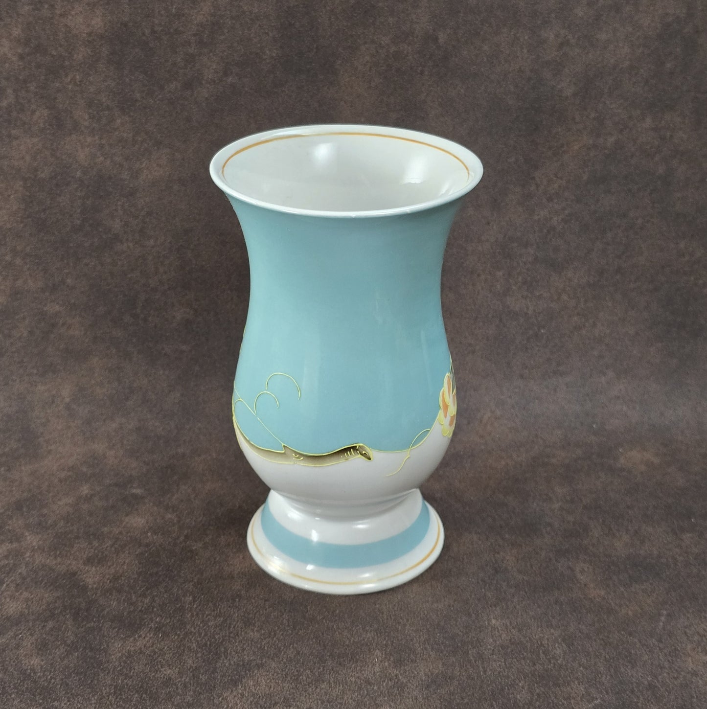 Handbemalte Schaubach Kunst Vase aus den 1950er-Jahren in pastelligem Türkis mit floralem Dekor, ca. 16 cm hoch.