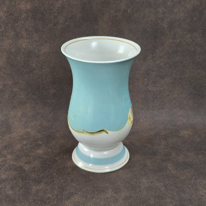 Handbemalte Schaubach Kunst Vase aus den 1950er-Jahren in pastelligem Türkis mit floralem Dekor, ca. 16 cm hoch.