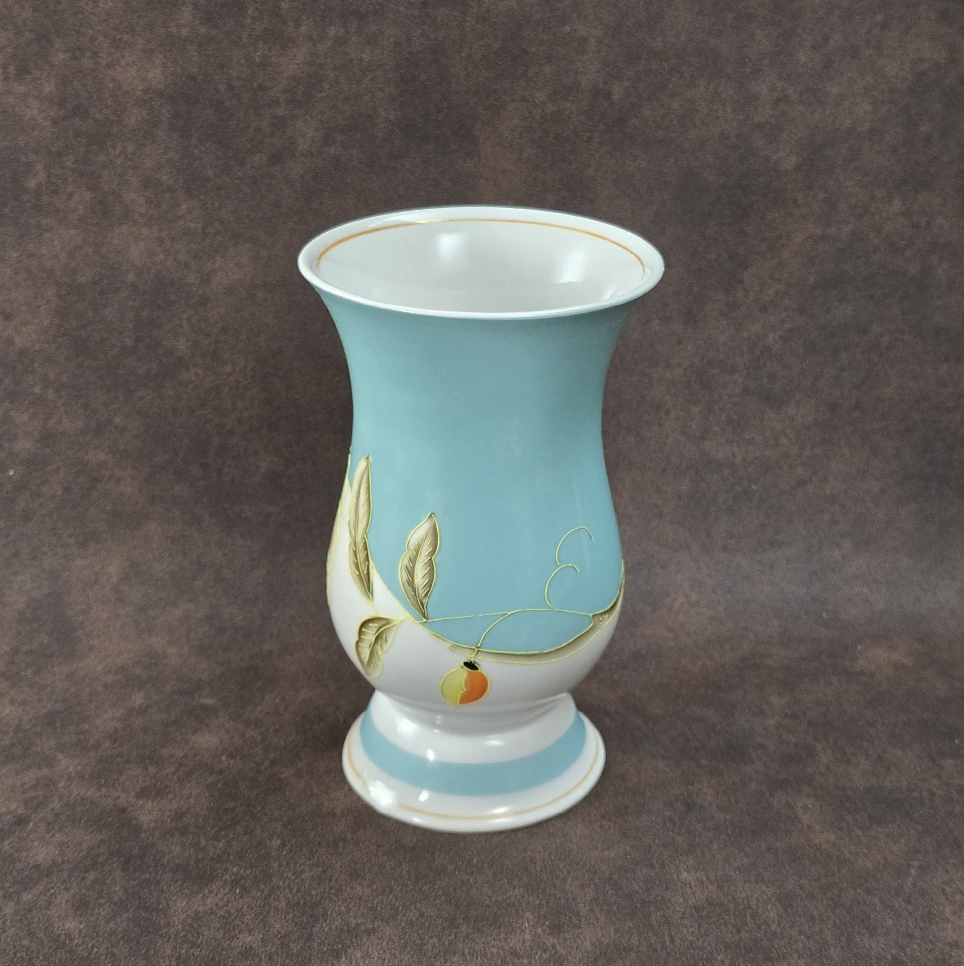 Handbemalte Schaubach Kunst Vase aus den 1950er-Jahren in pastelligem Türkis mit floralem Dekor, ca. 16 cm hoch.