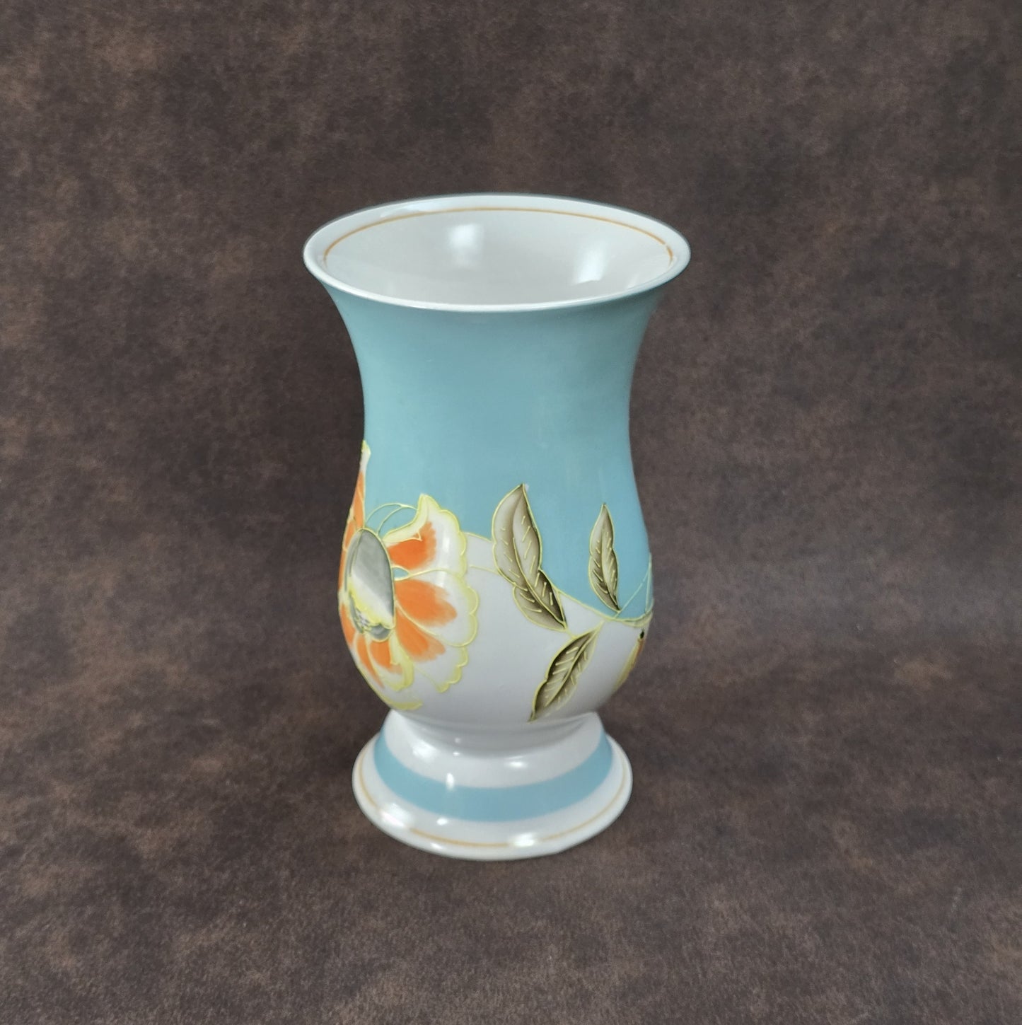 Handbemalte Schaubach Kunst Vase aus den 1950er-Jahren in pastelligem Türkis mit floralem Dekor, ca. 16 cm hoch.