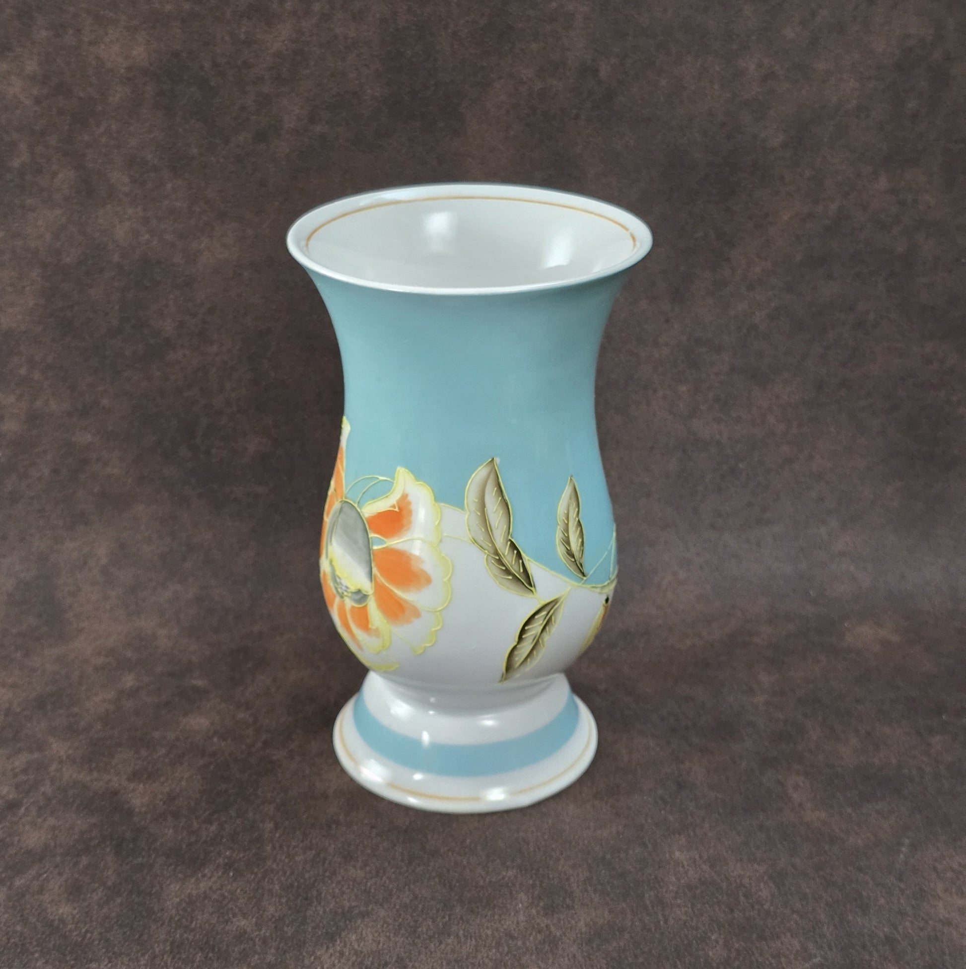 Handbemalte Schaubach Kunst Vase aus den 1950er-Jahren in pastelligem Türkis mit floralem Dekor, ca. 16 cm hoch.