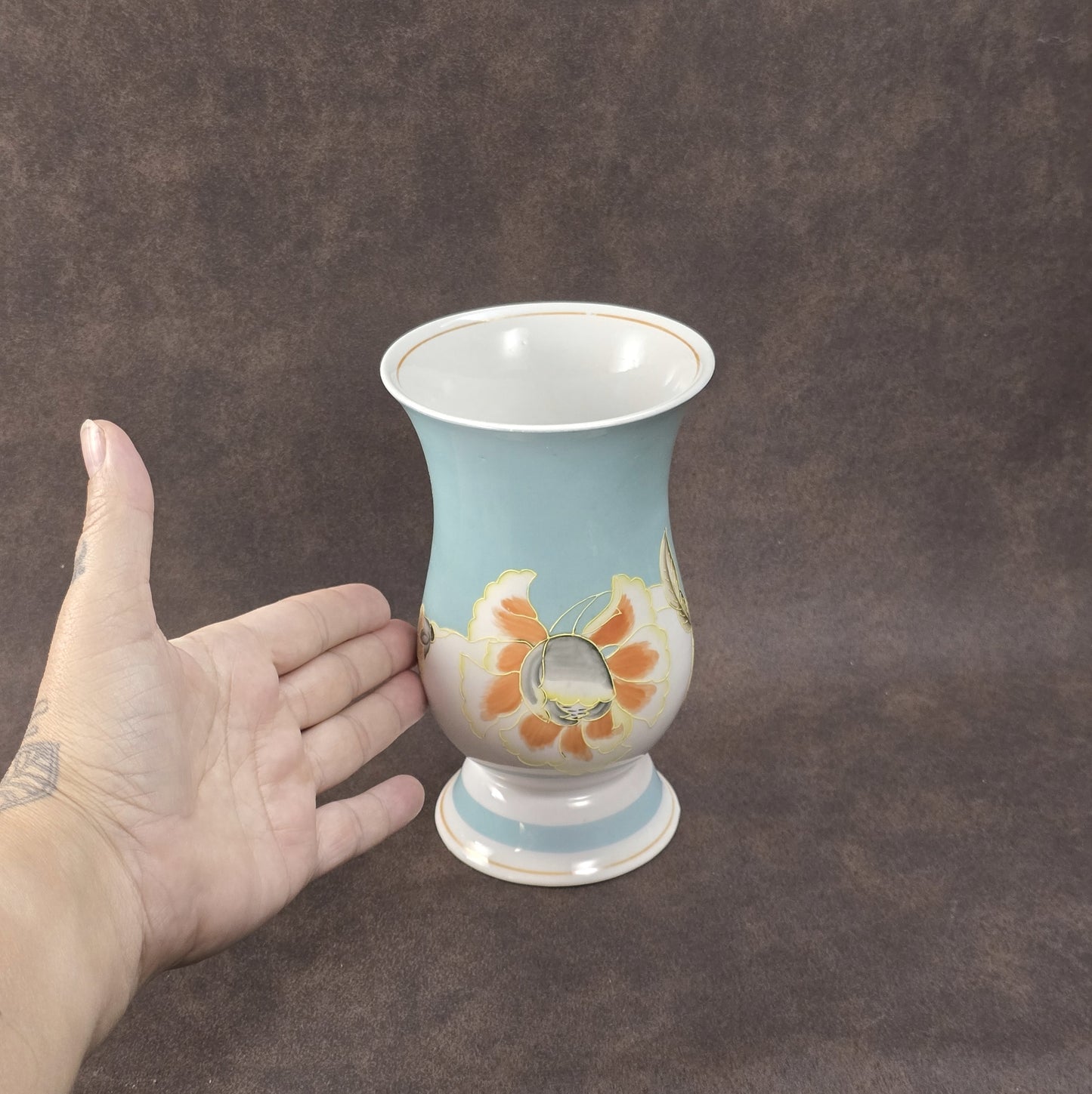 Handbemalte Schaubach Kunst Vase aus den 1950er-Jahren in pastelligem Türkis mit floralem Dekor, ca. 16 cm hoch.