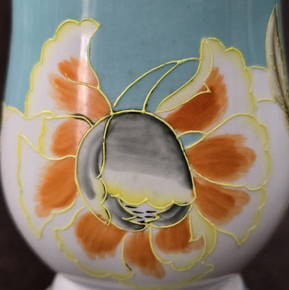 Handbemalte Schaubach Kunst Vase aus den 1950er-Jahren in pastelligem Türkis mit floralem Dekor, ca. 16 cm hoch.