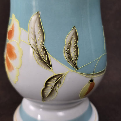 Handbemalte Schaubach Kunst Vase aus den 1950er-Jahren in pastelligem Türkis mit floralem Dekor, ca. 16 cm hoch.